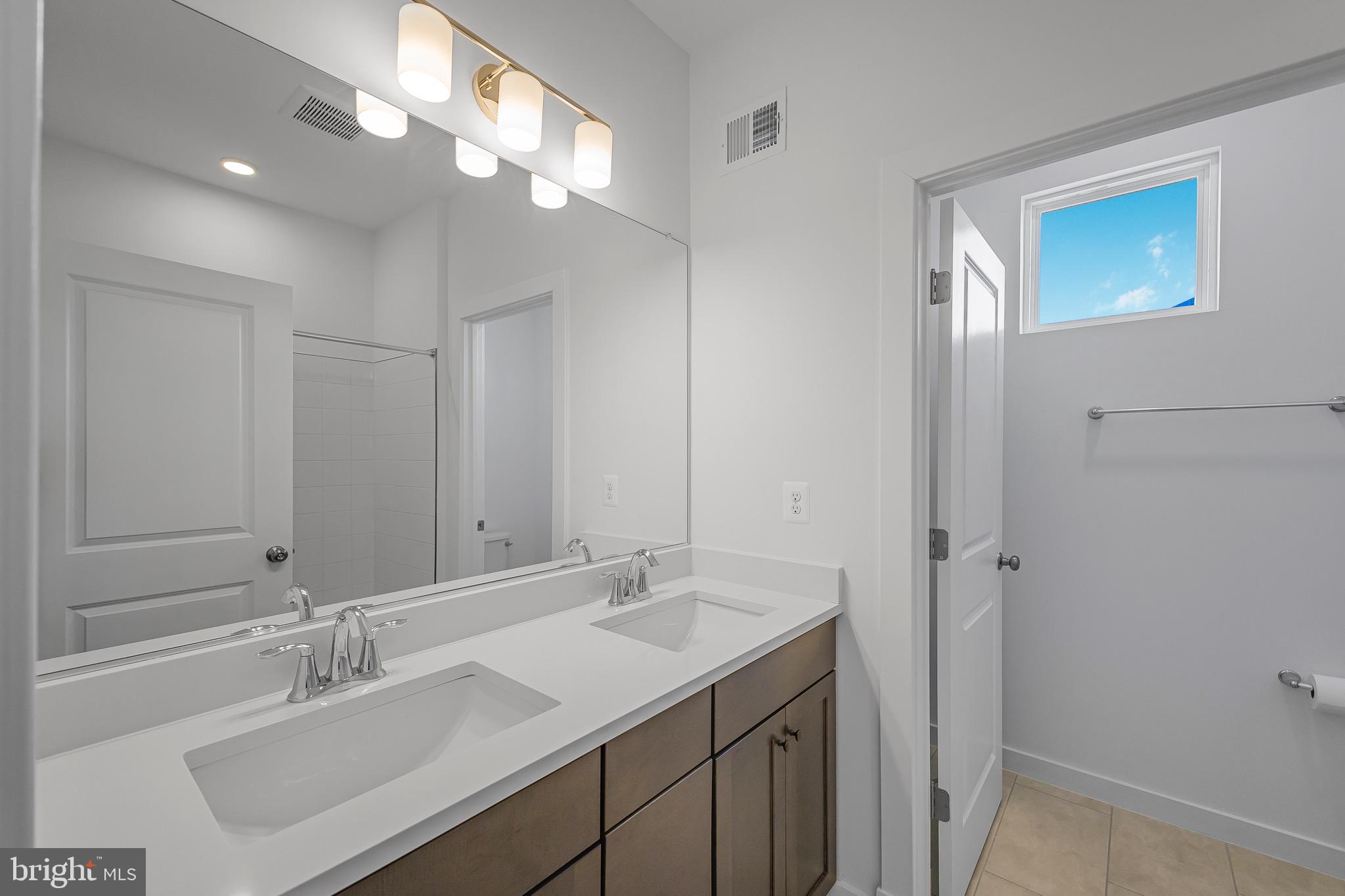 SOUTH LAKE - Residential