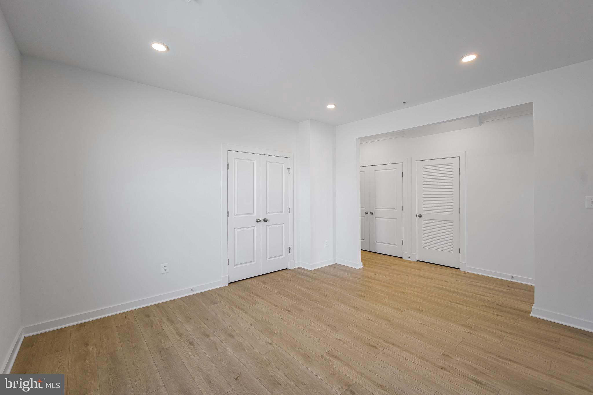 SOUTH LAKE - Residential