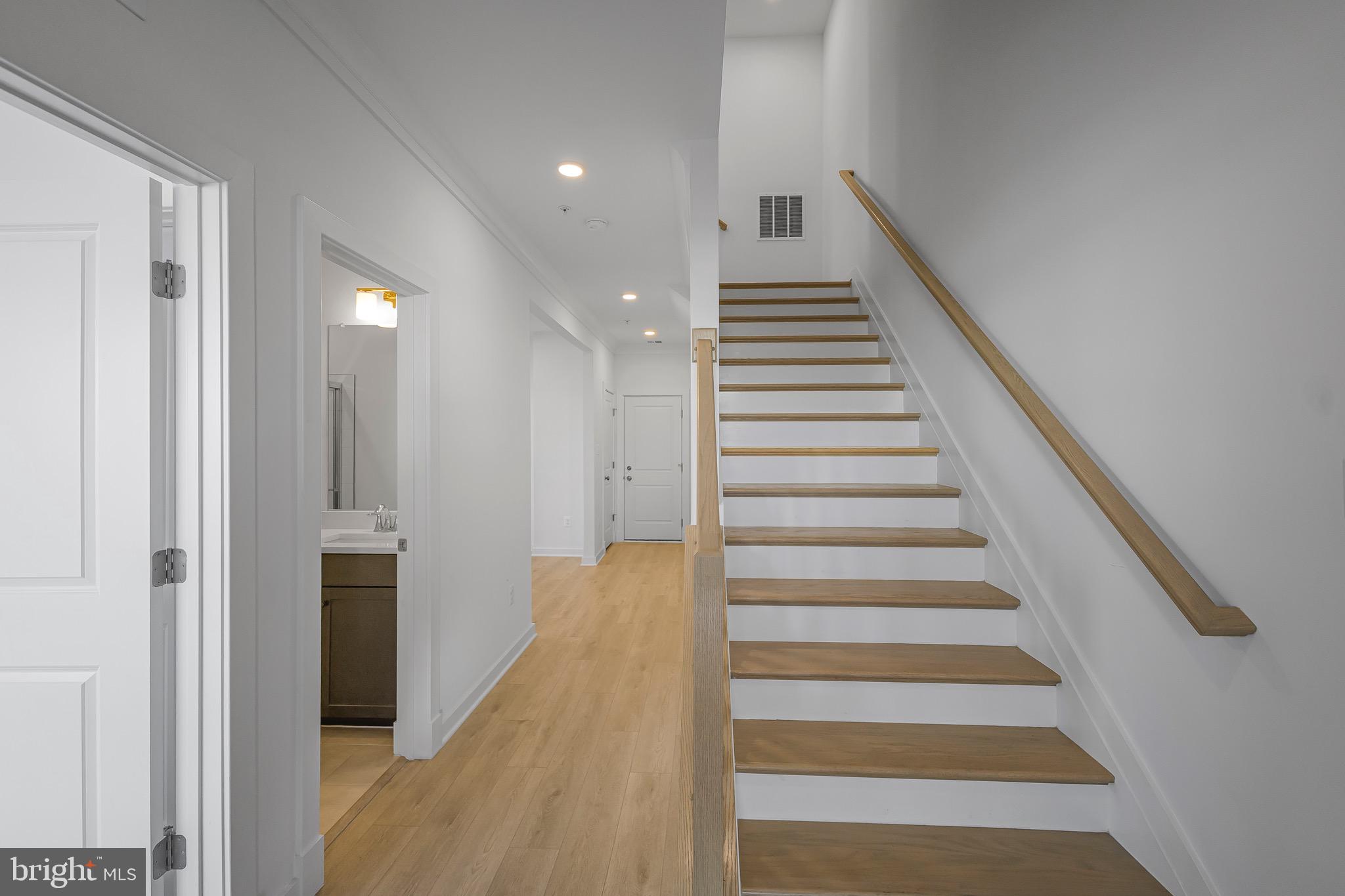 SOUTH LAKE - Residential