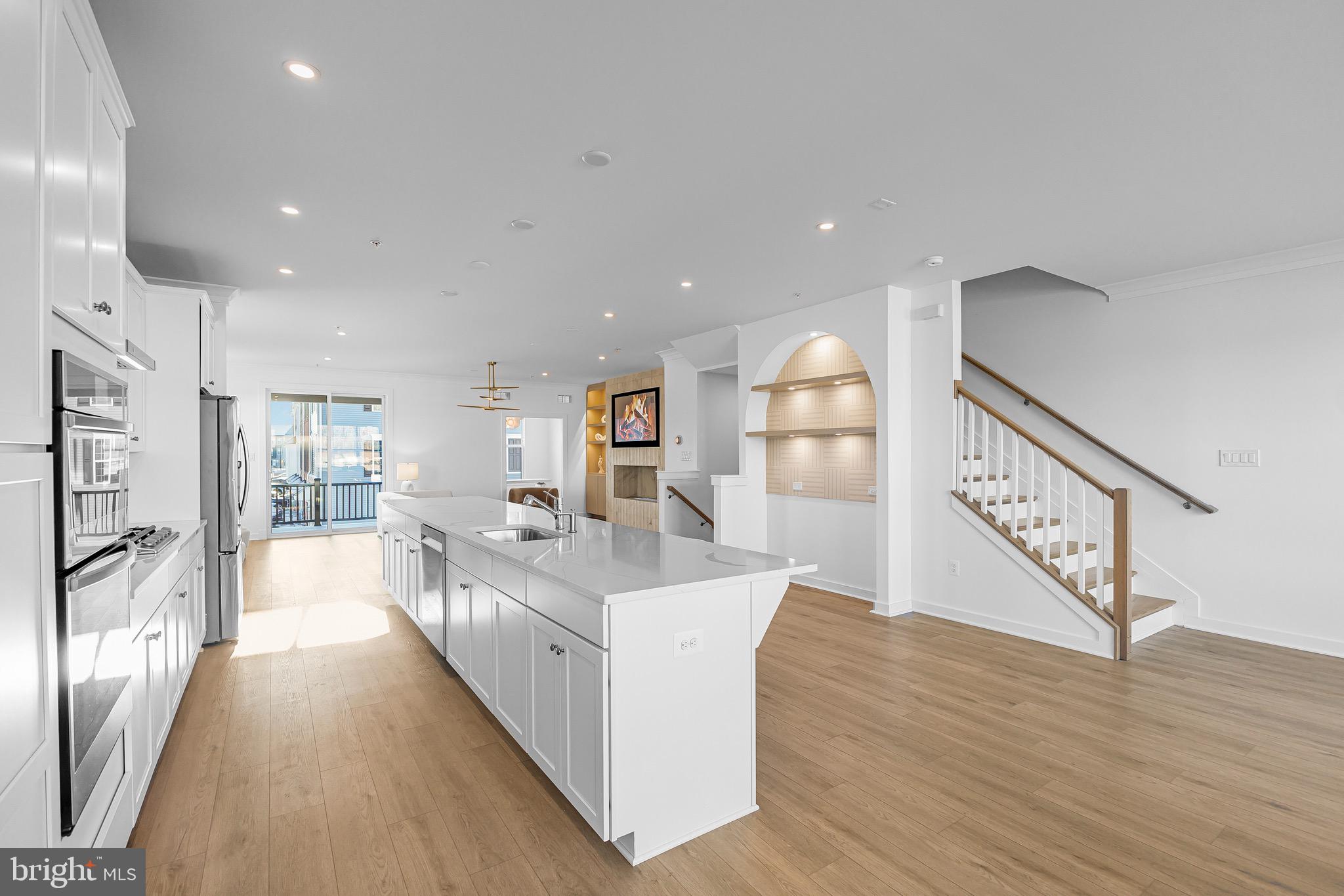 SOUTH LAKE - Residential