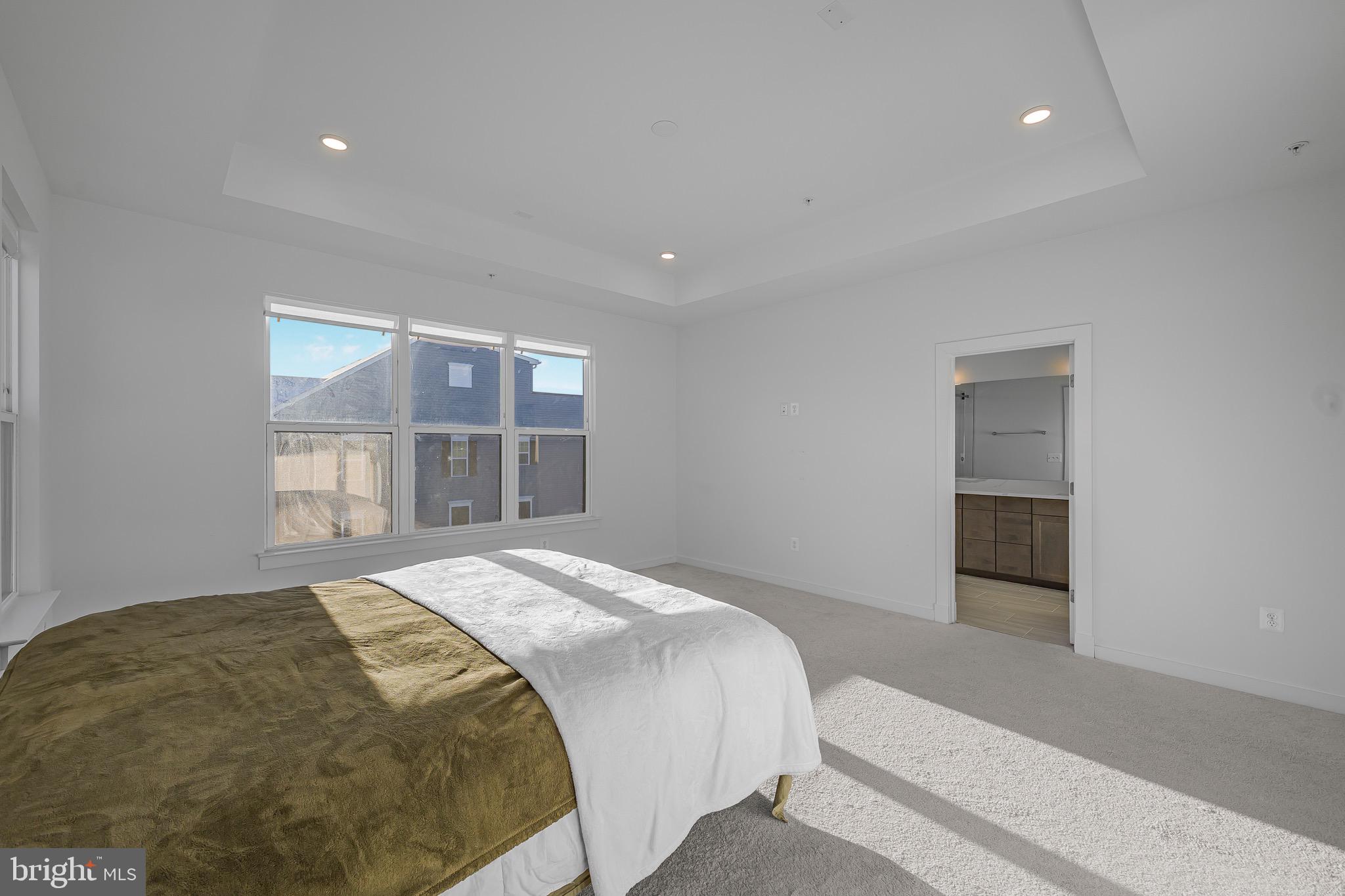 SOUTH LAKE - Residential