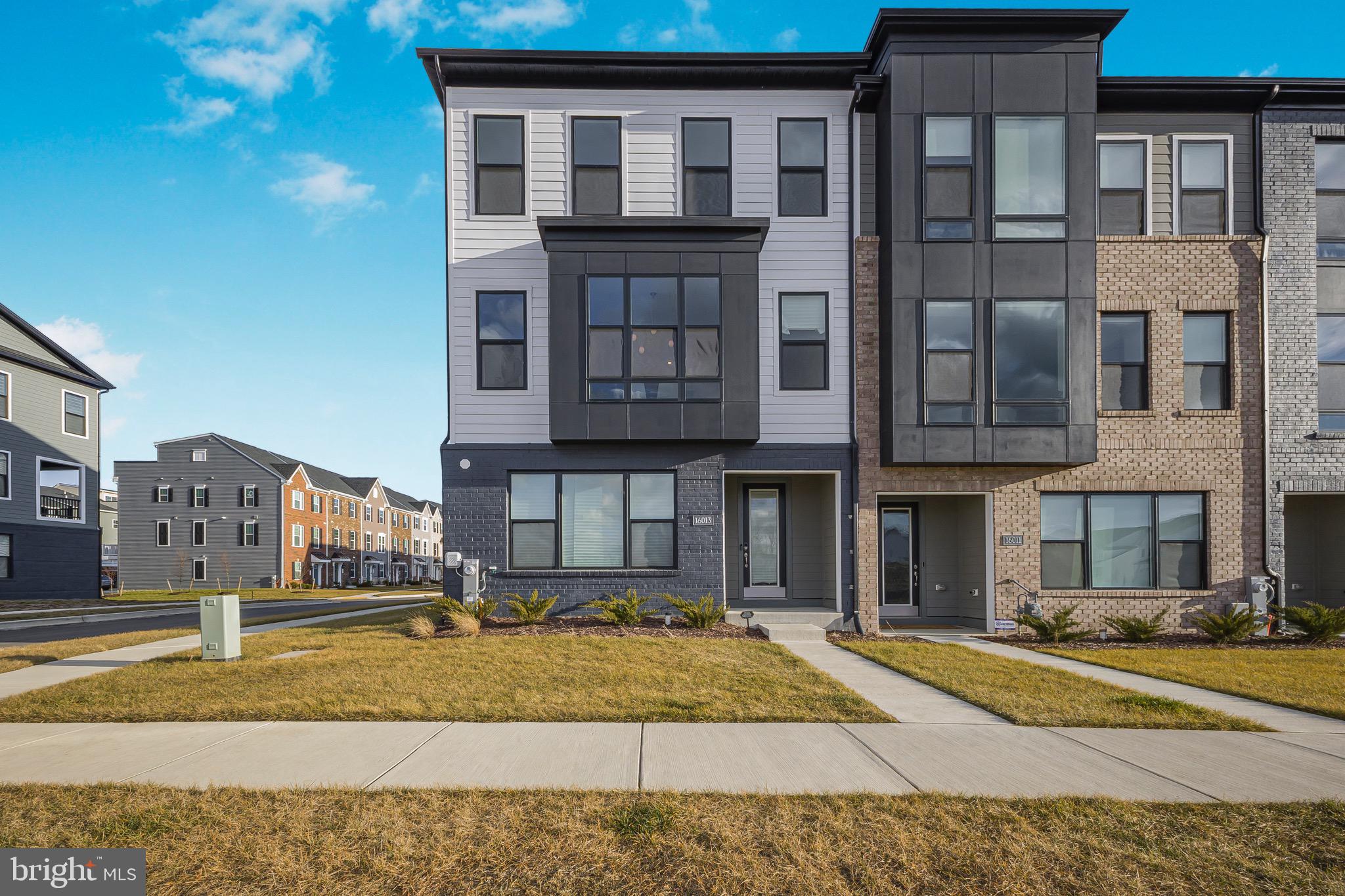 SOUTH LAKE - Residential