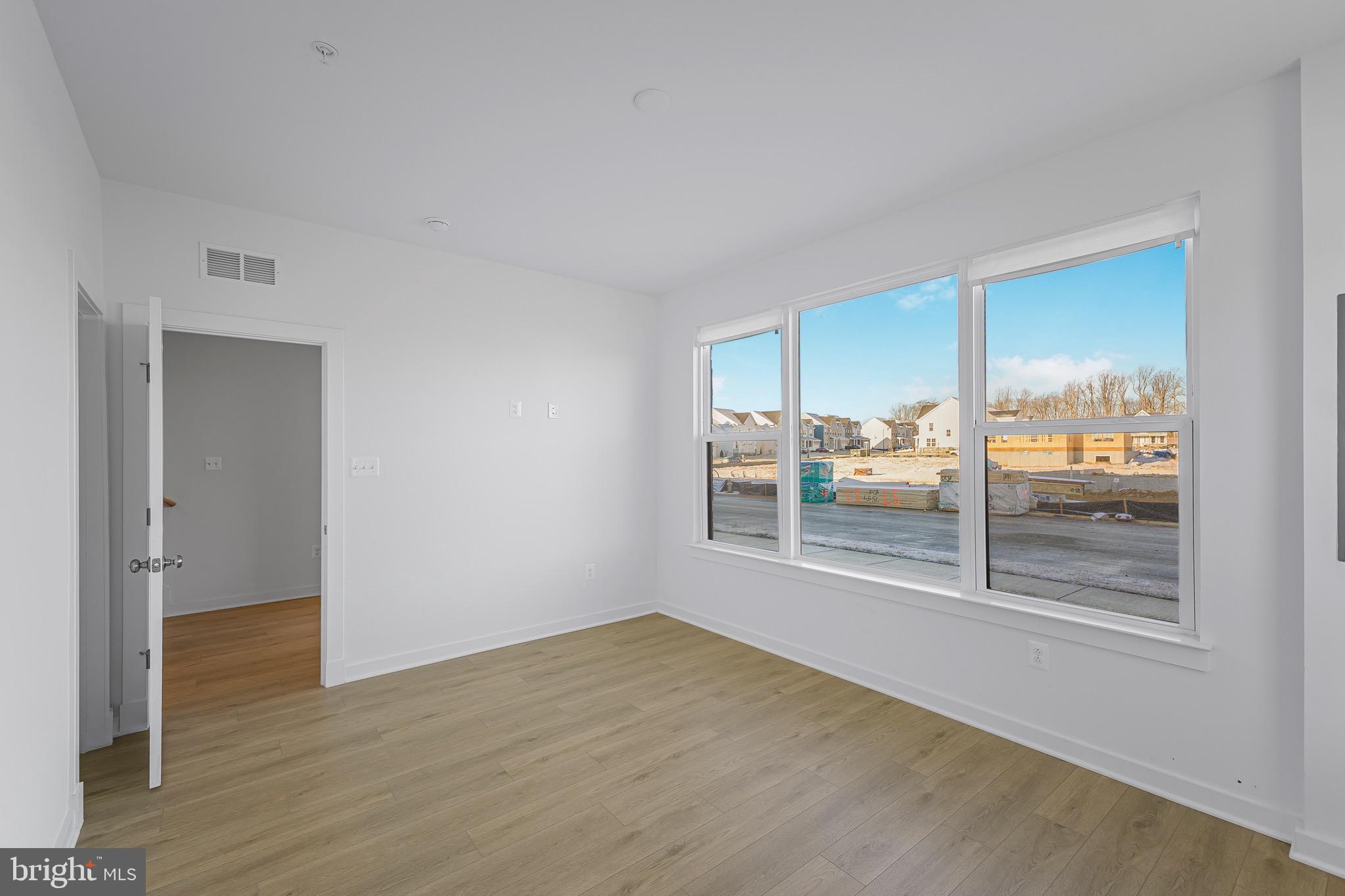 SOUTH LAKE - Residential