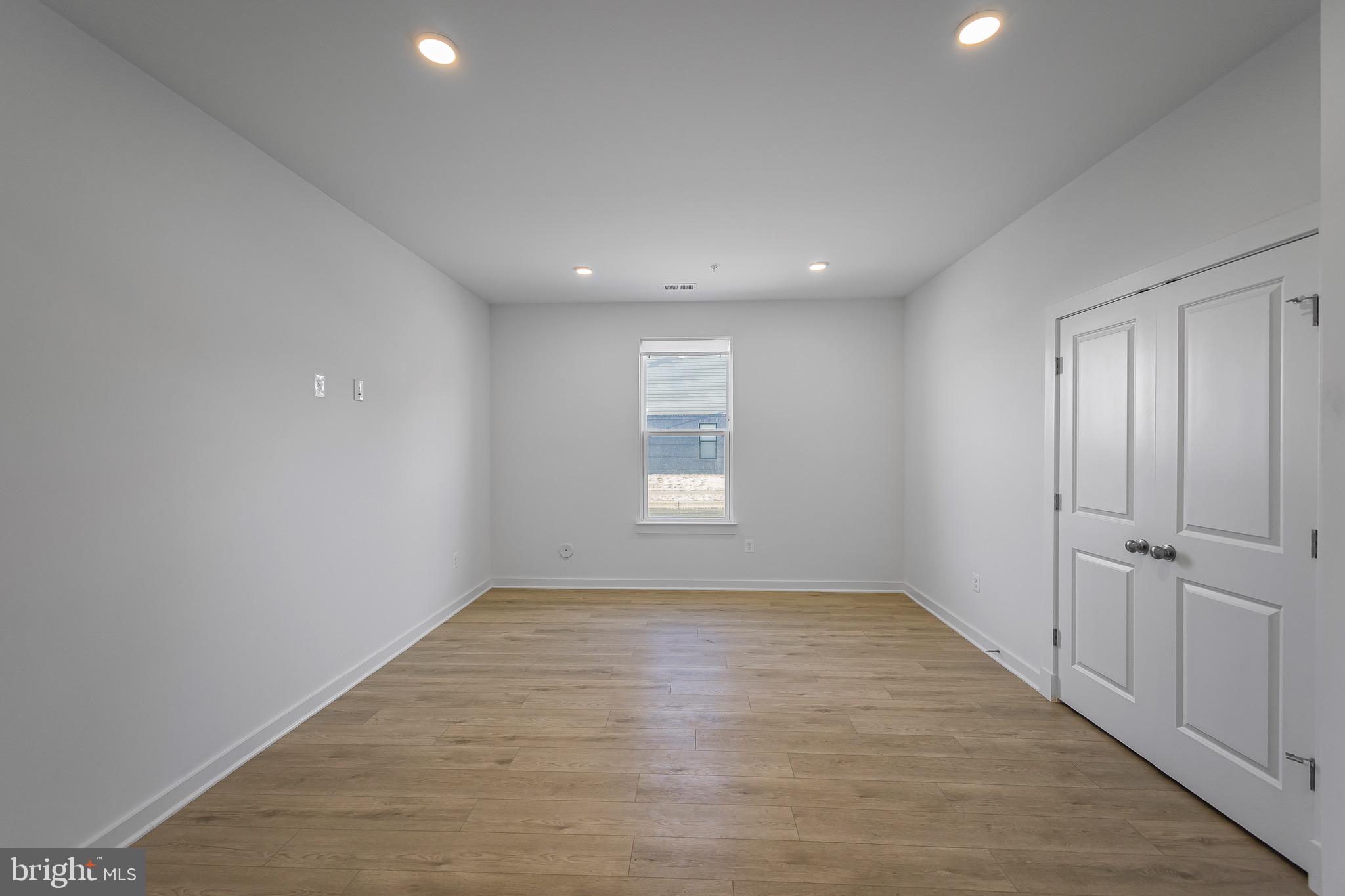 SOUTH LAKE - Residential