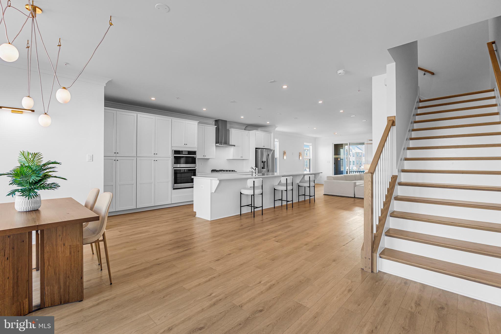 SOUTH LAKE - Residential