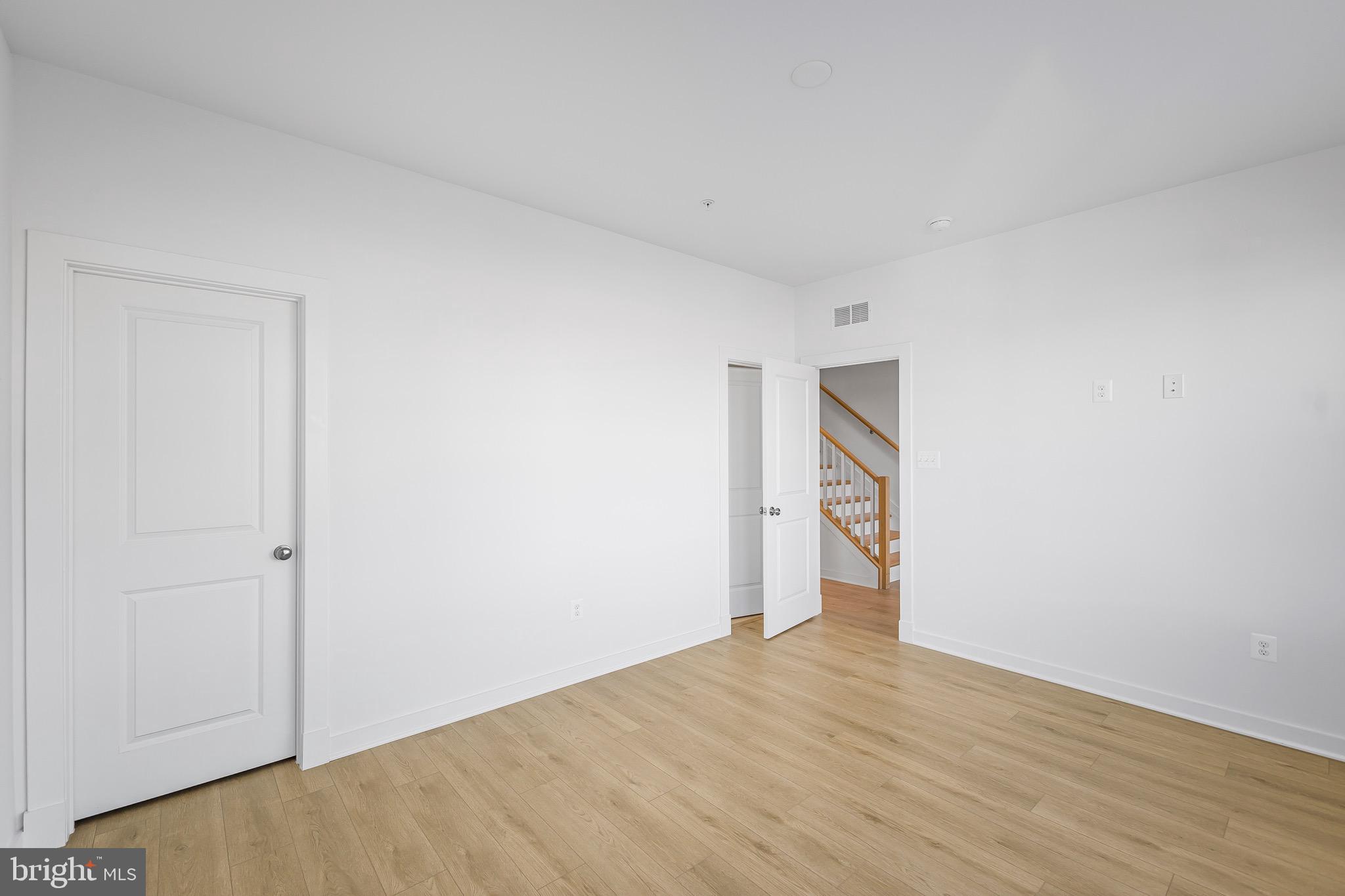 SOUTH LAKE - Residential