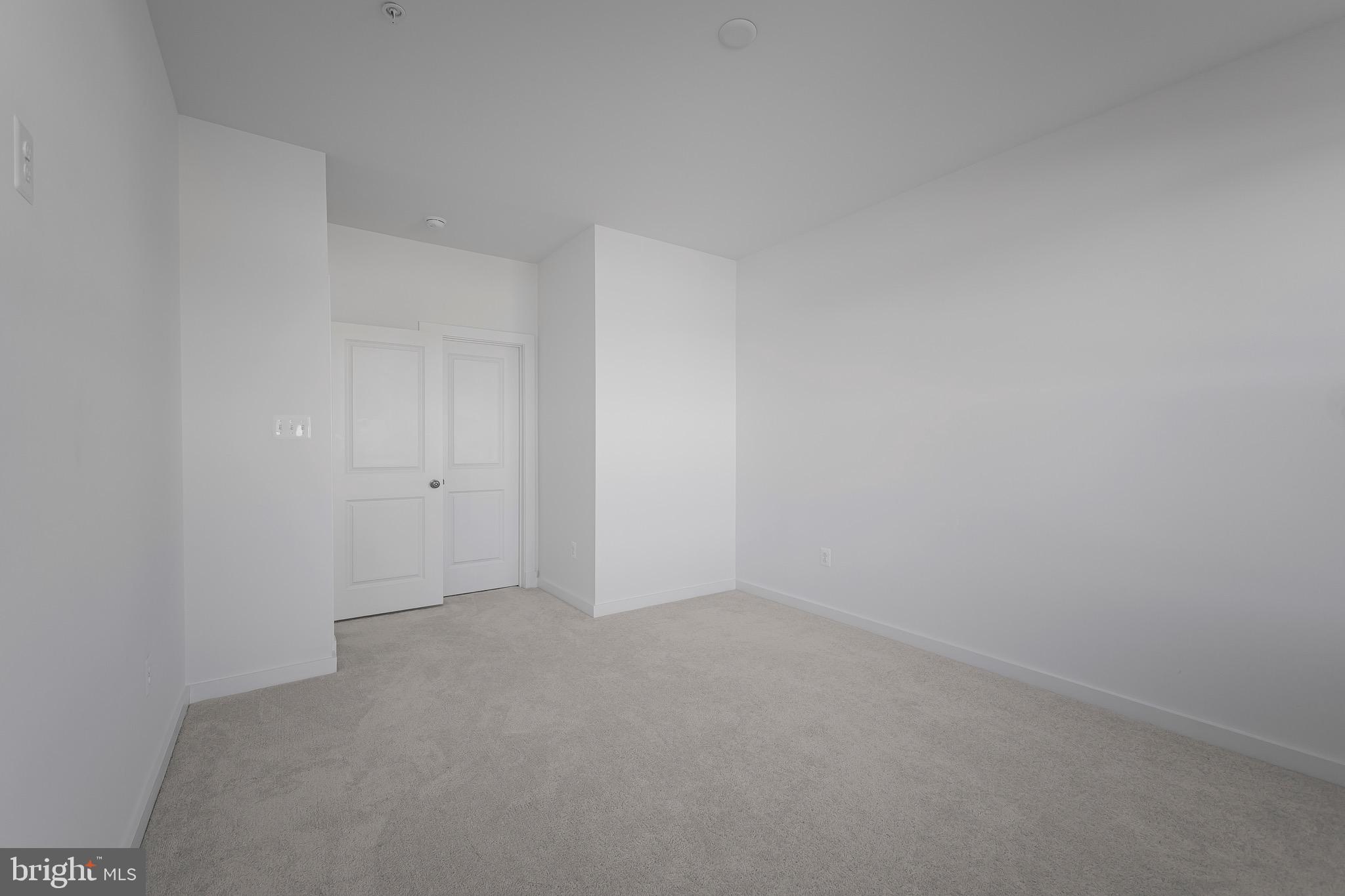 SOUTH LAKE - Residential