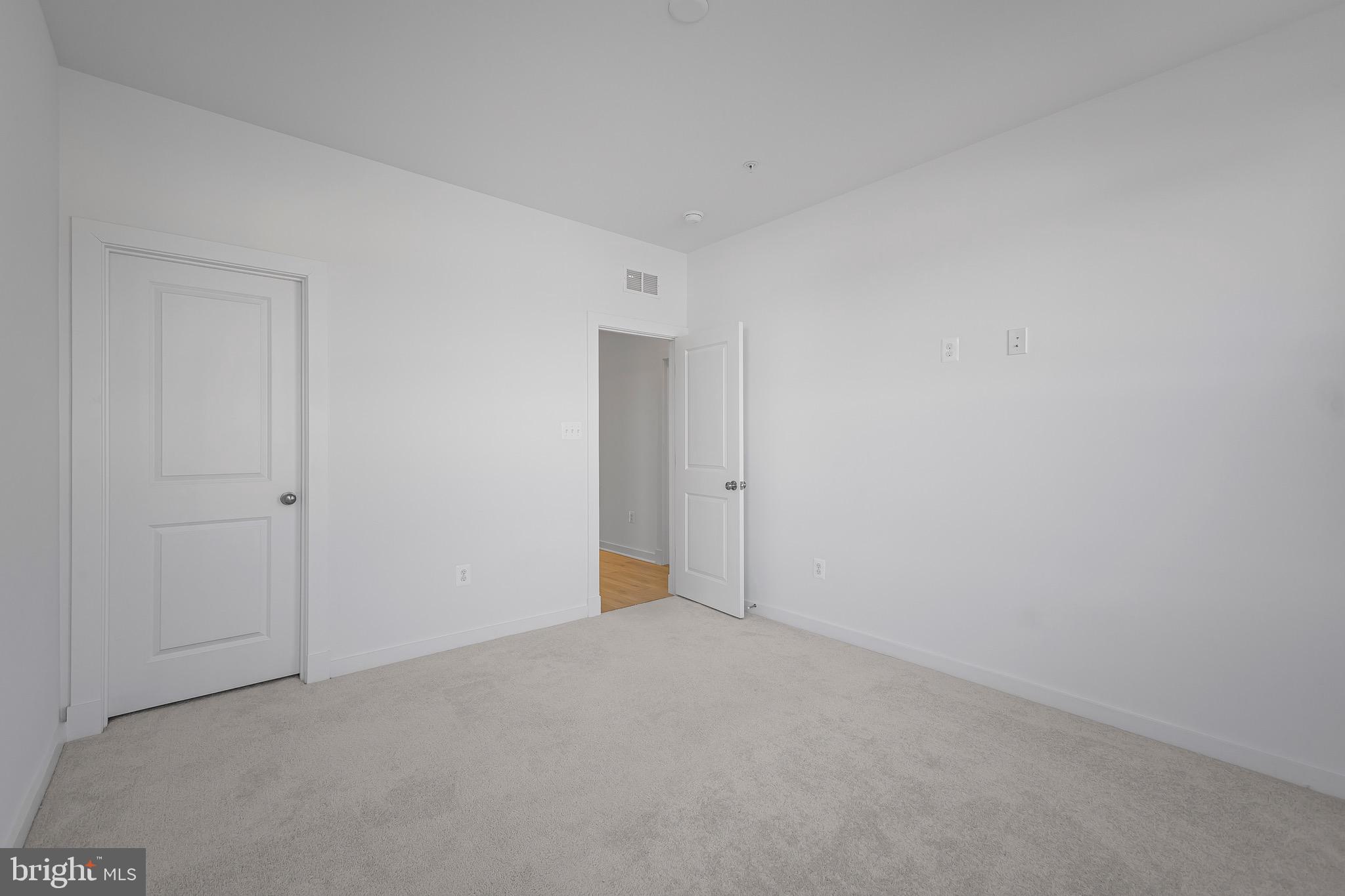 SOUTH LAKE - Residential