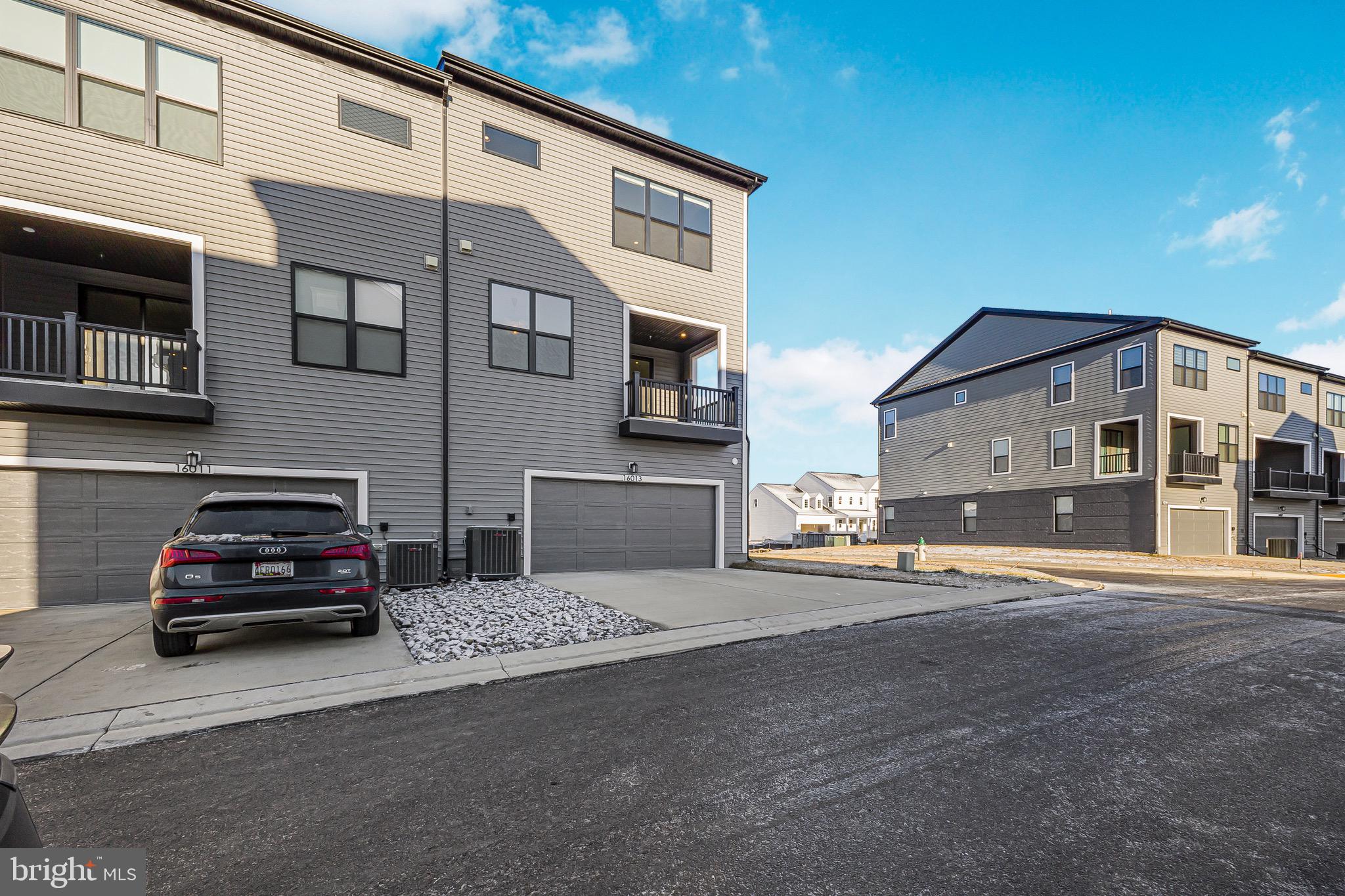 SOUTH LAKE - Residential