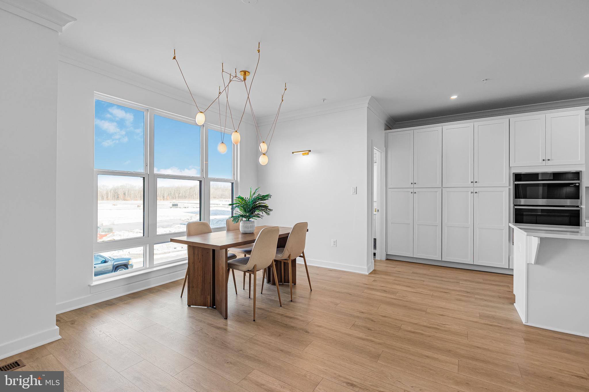 SOUTH LAKE - Residential