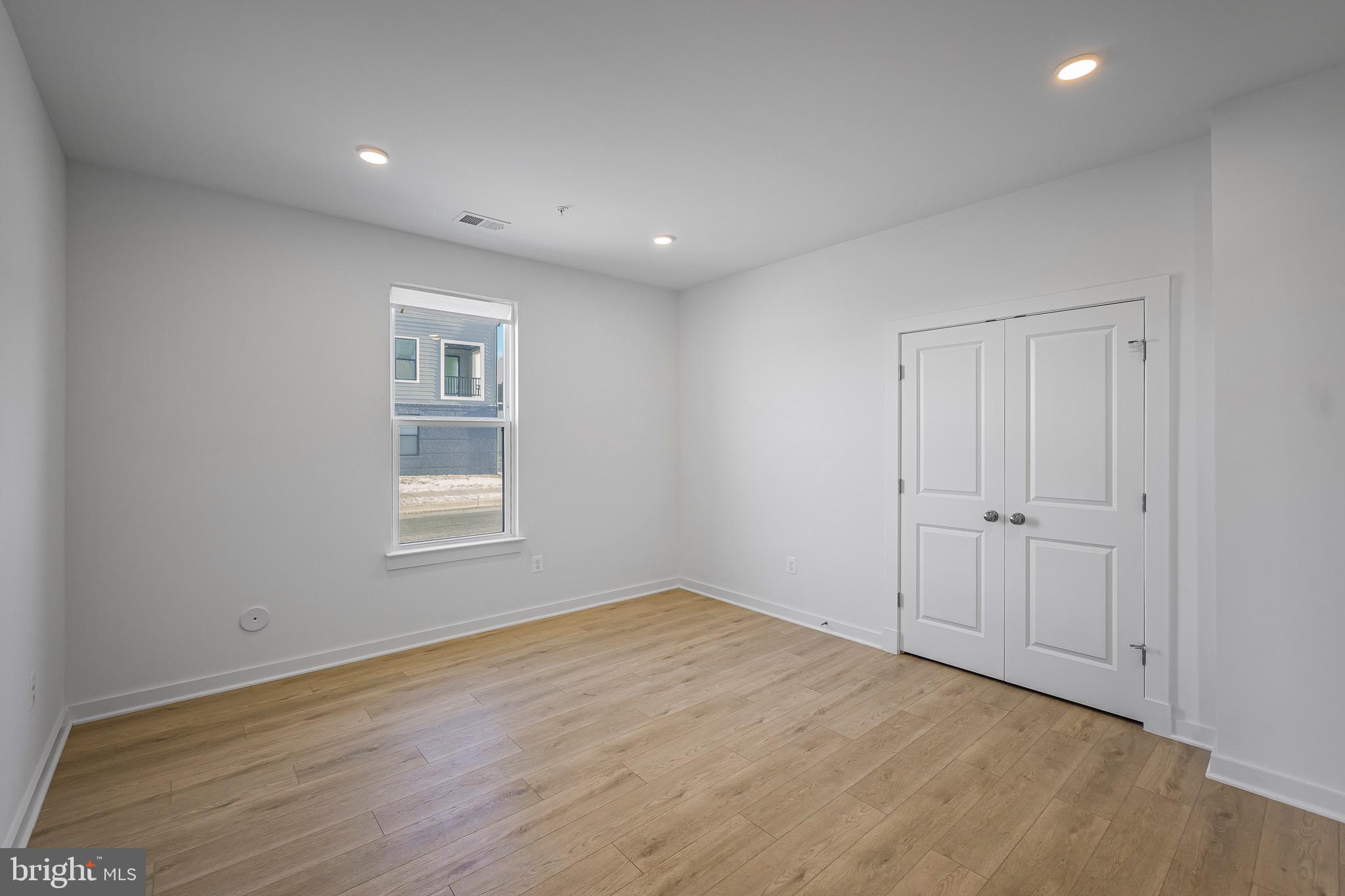 SOUTH LAKE - Residential