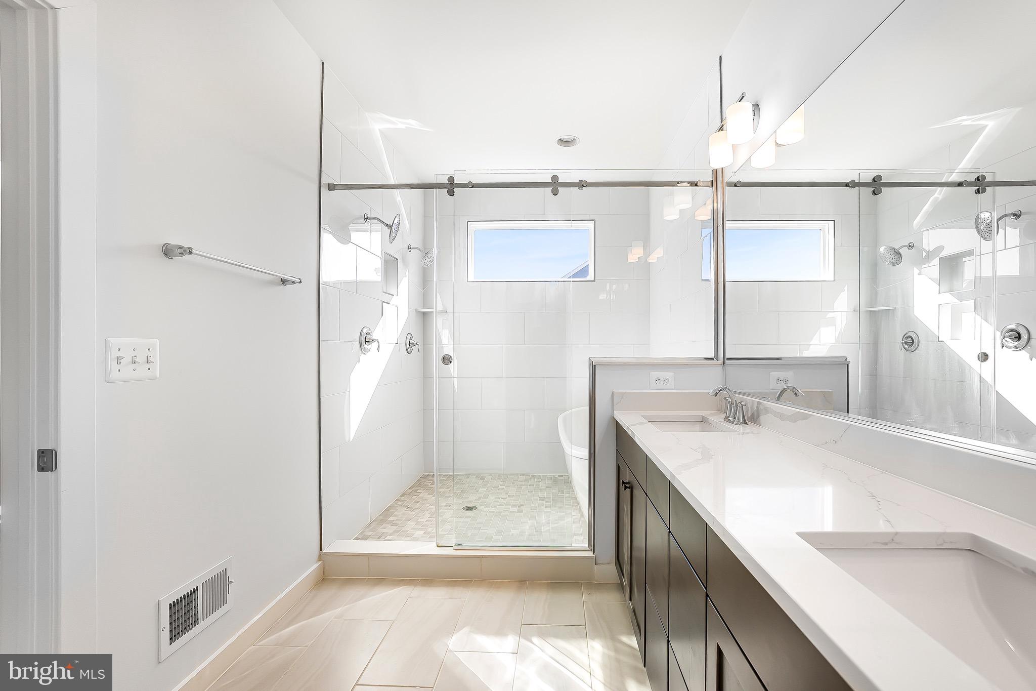 SOUTH LAKE - Residential