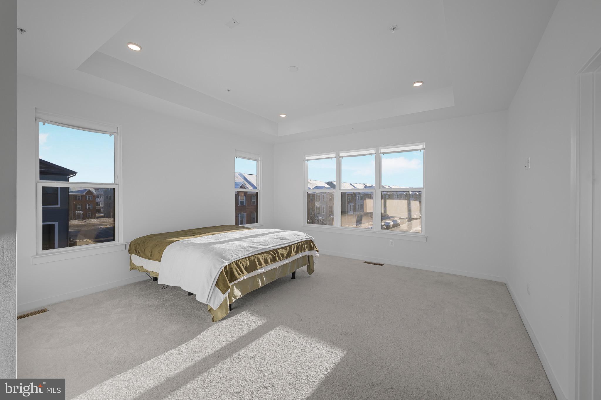 SOUTH LAKE - Residential