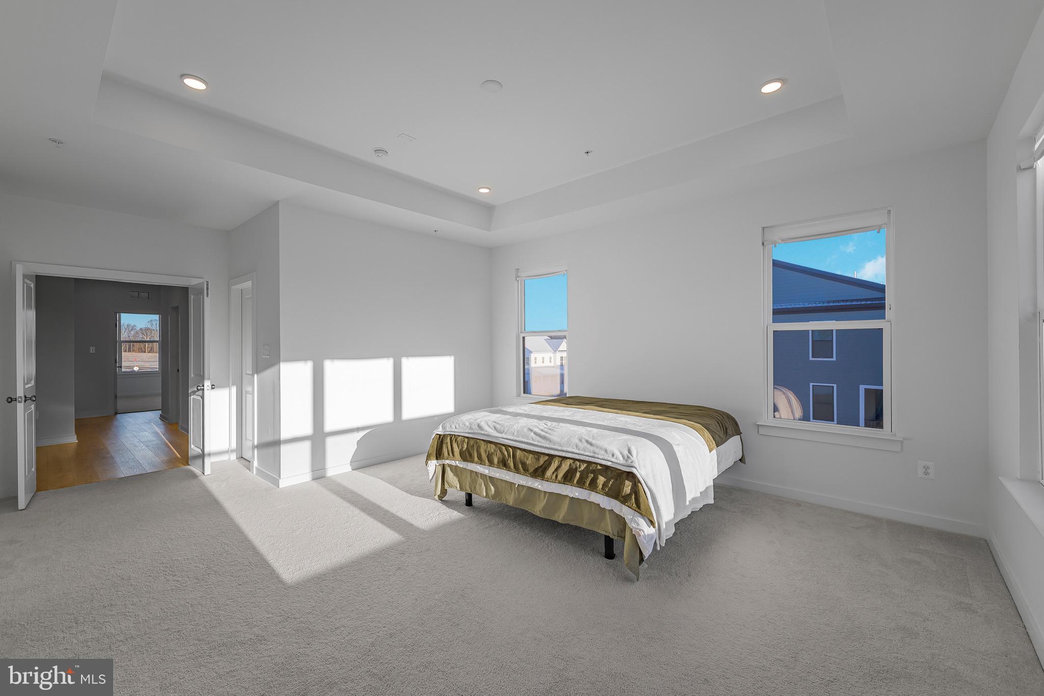 SOUTH LAKE - Residential