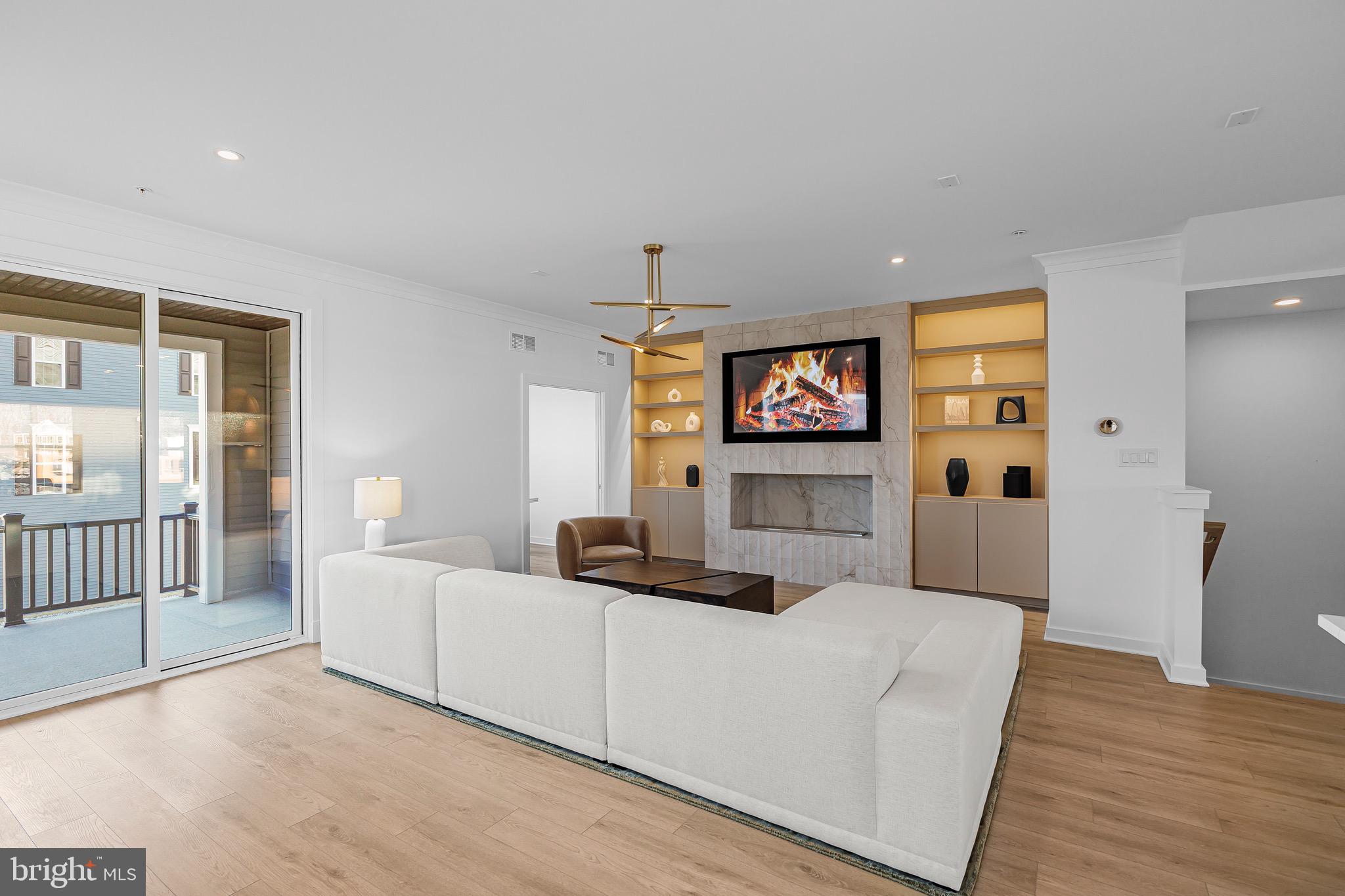 SOUTH LAKE - Residential