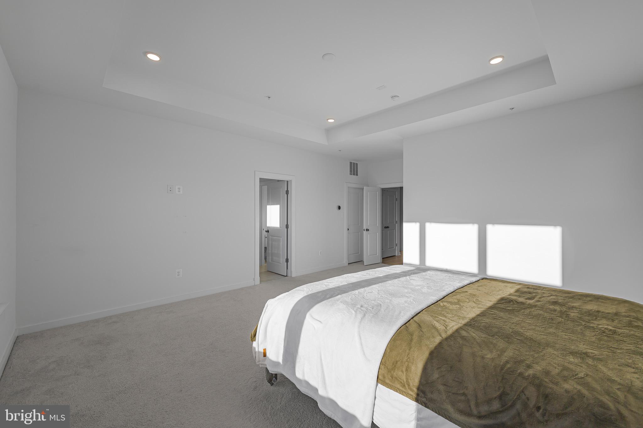 SOUTH LAKE - Residential