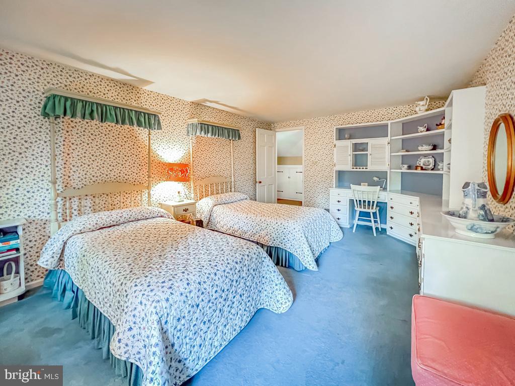 MAKEFIELD MANOR - Residential