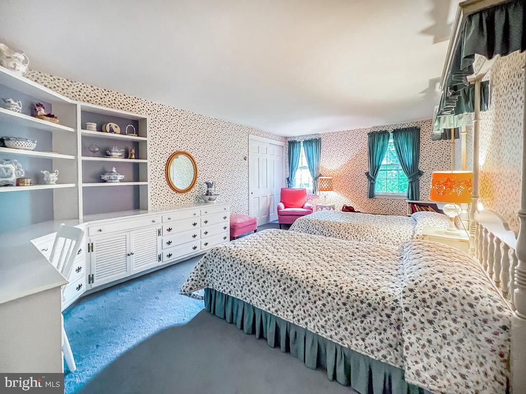 MAKEFIELD MANOR - Residential