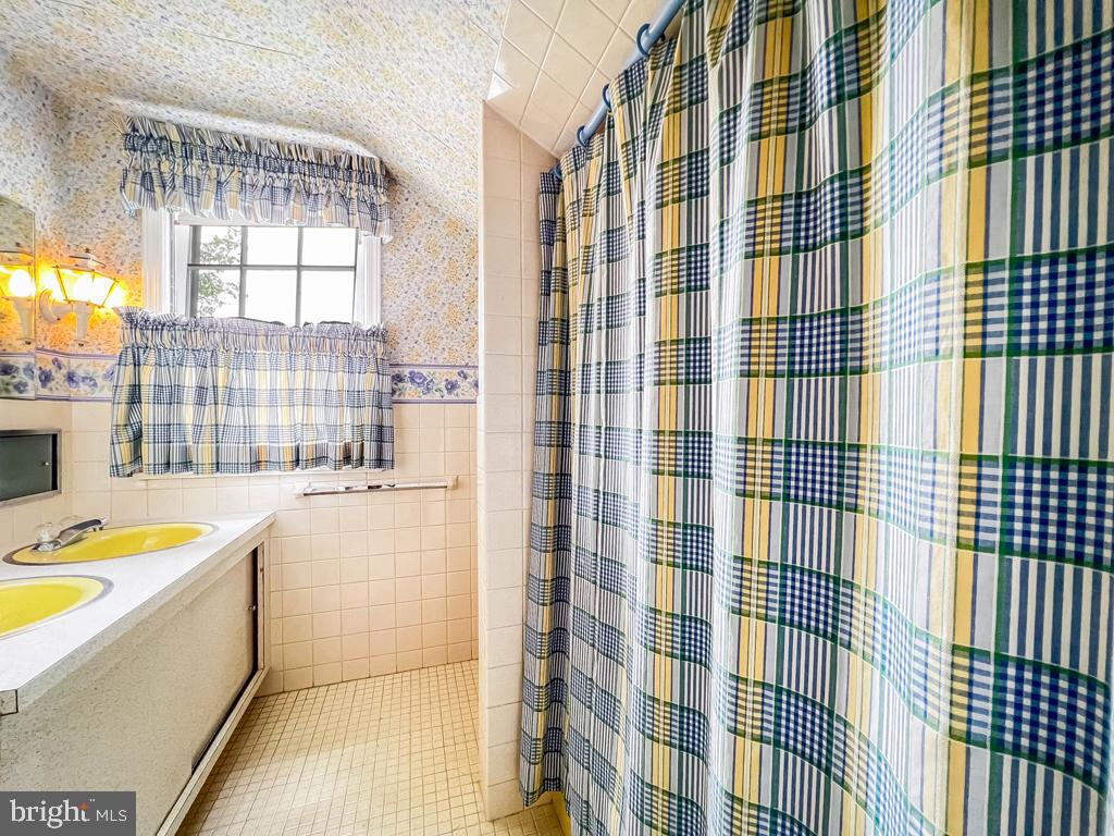 MAKEFIELD MANOR - Residential