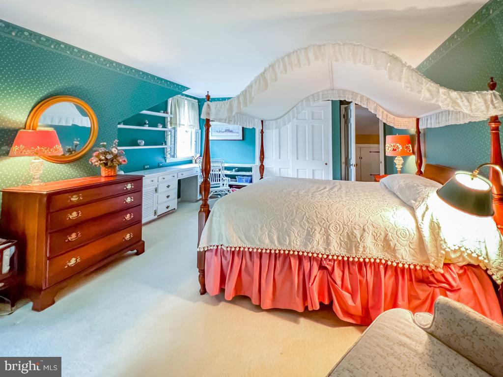 MAKEFIELD MANOR - Residential