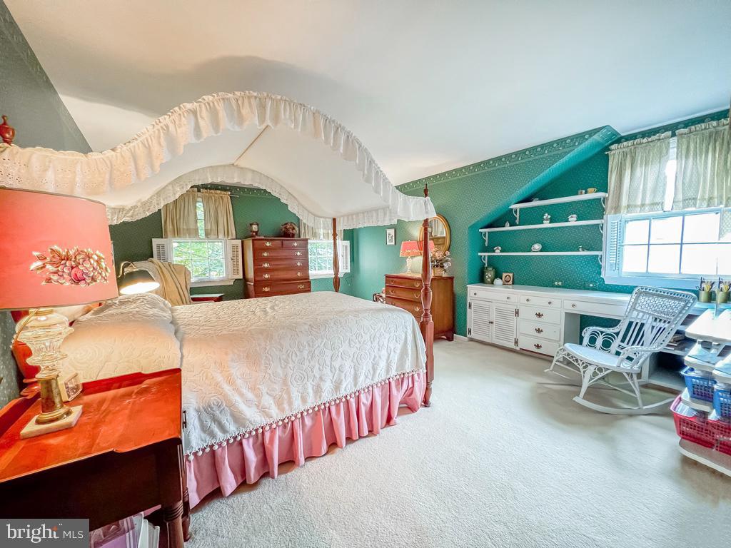 MAKEFIELD MANOR - Residential