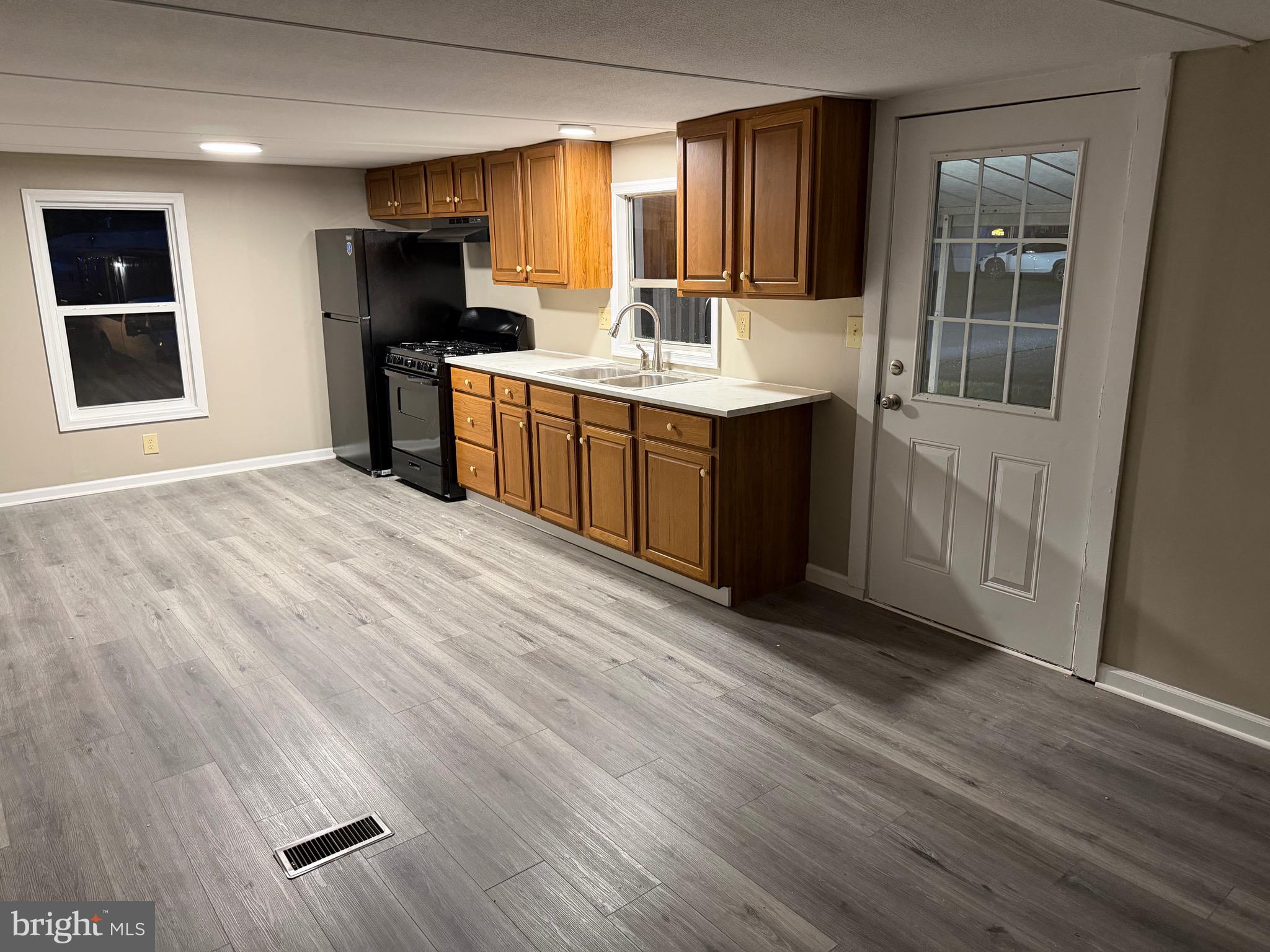 COUNTRY MANOR WEST - Residential