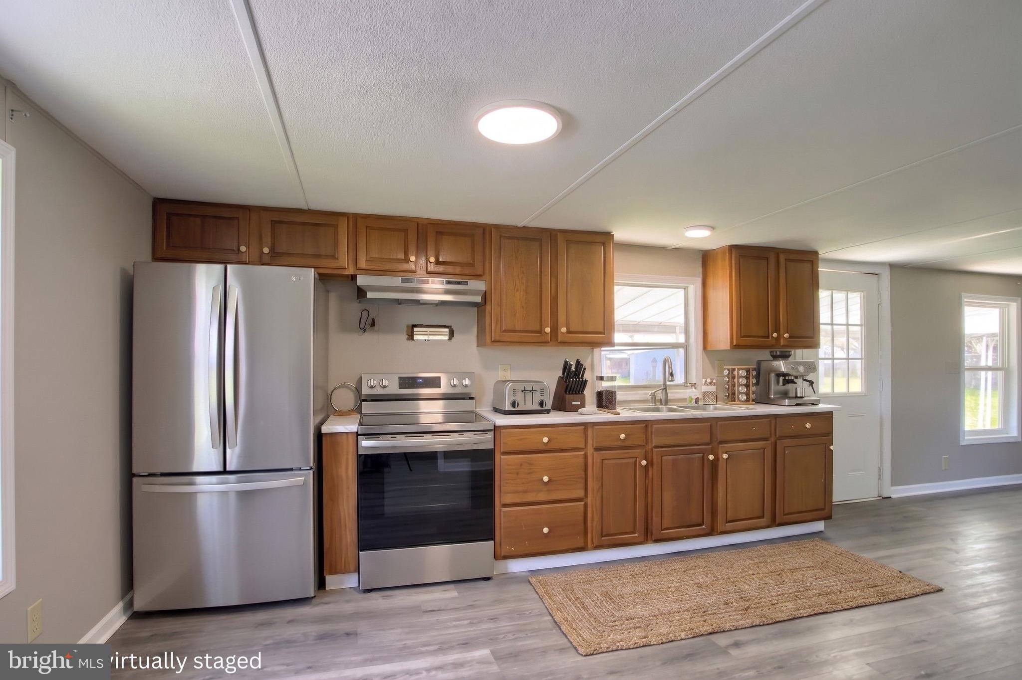 COUNTRY MANOR WEST - Residential