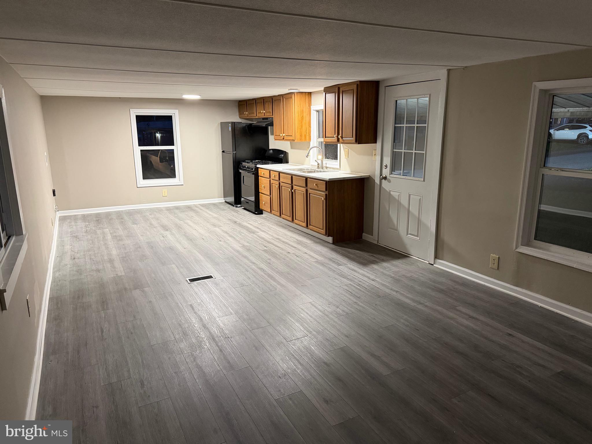 COUNTRY MANOR WEST - Residential