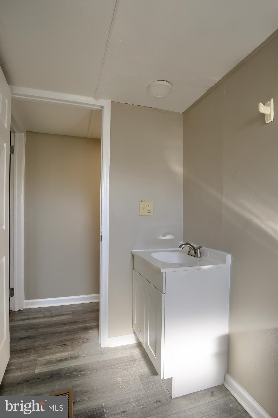 COUNTRY MANOR WEST - Residential