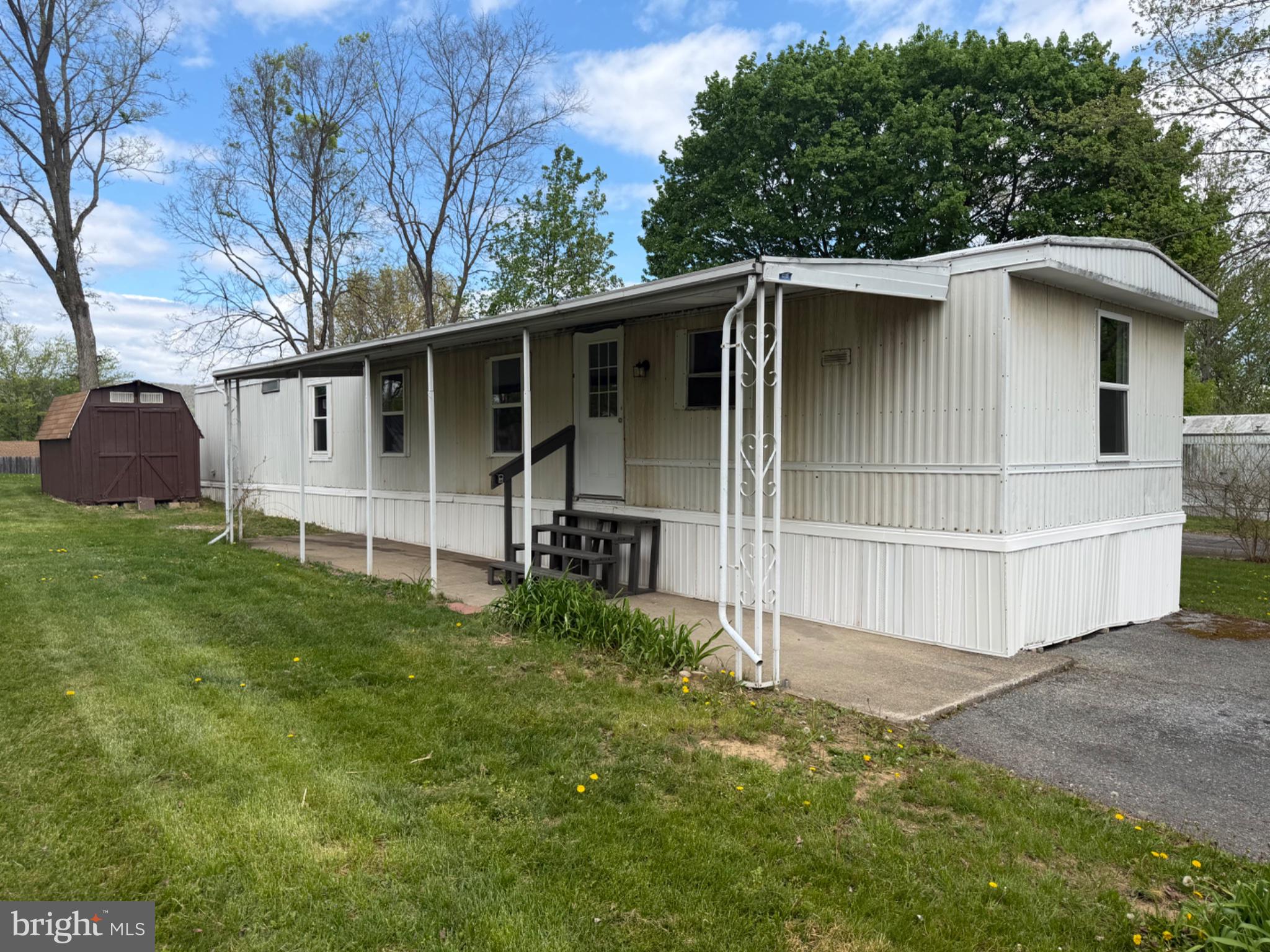 COUNTRY MANOR WEST - Residential