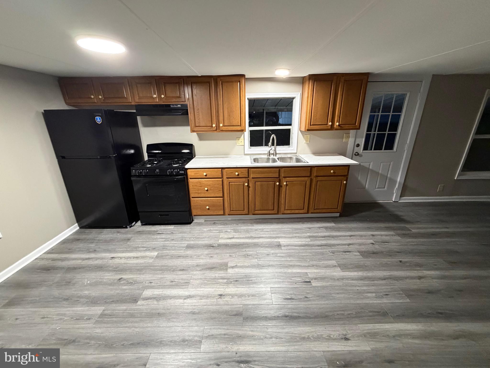 COUNTRY MANOR WEST - Residential