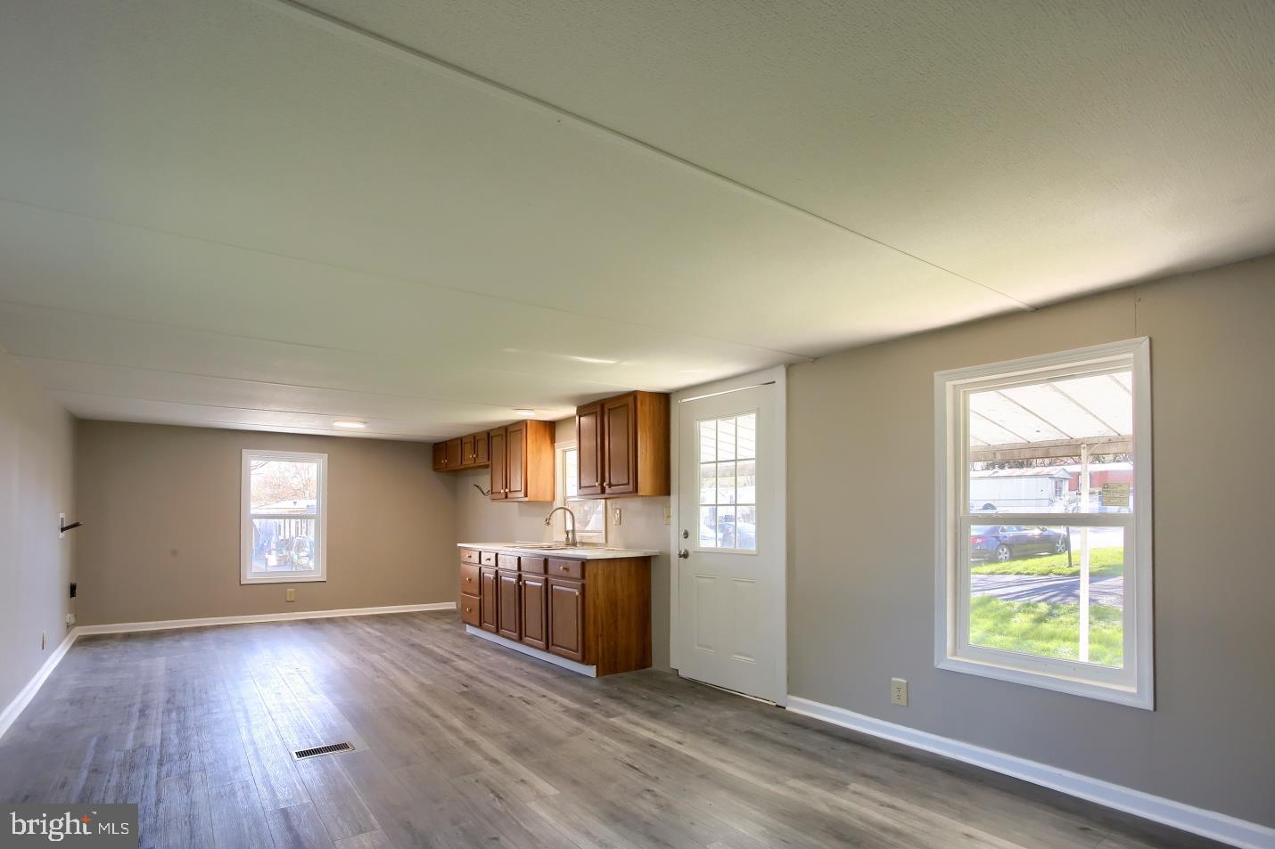 COUNTRY MANOR WEST - Residential