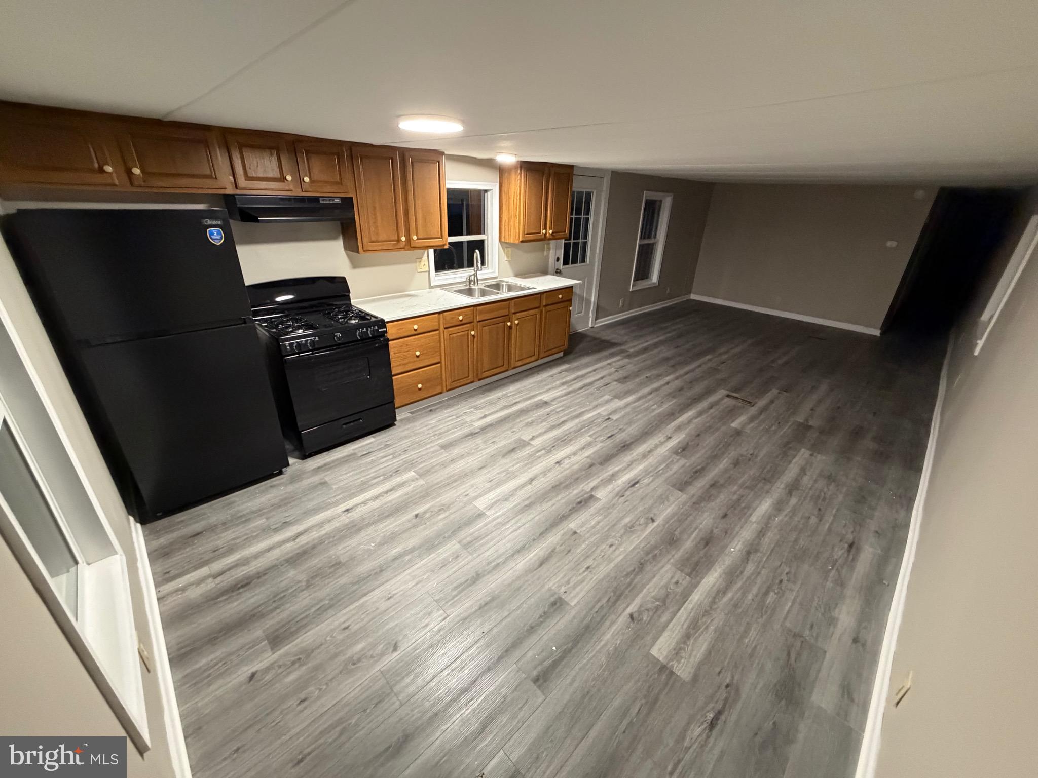 COUNTRY MANOR WEST - Residential