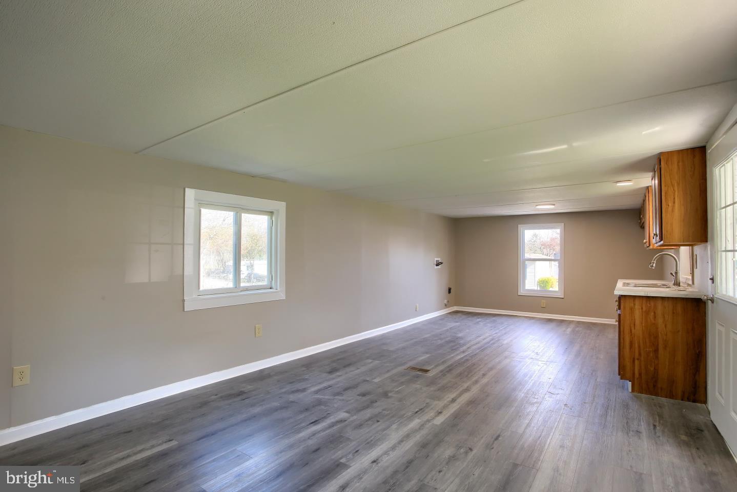 COUNTRY MANOR WEST - Residential