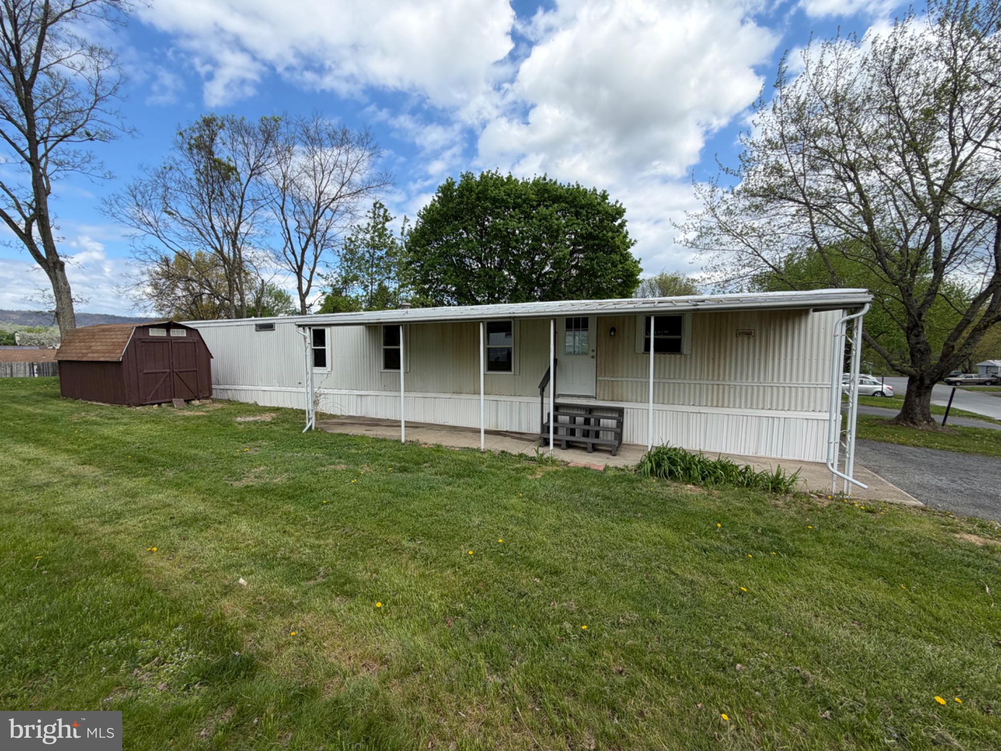 COUNTRY MANOR WEST - Residential