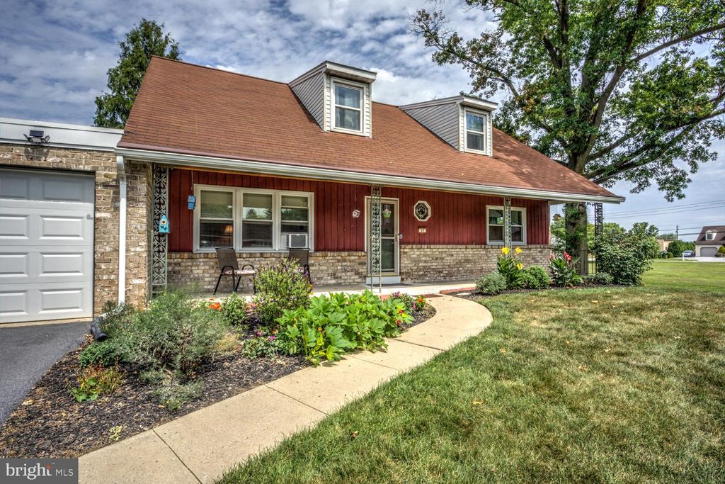 Photo of 49 CEDAR AVE, BROWNSTOWN, PA 17508 (MLS # PALA2039436)