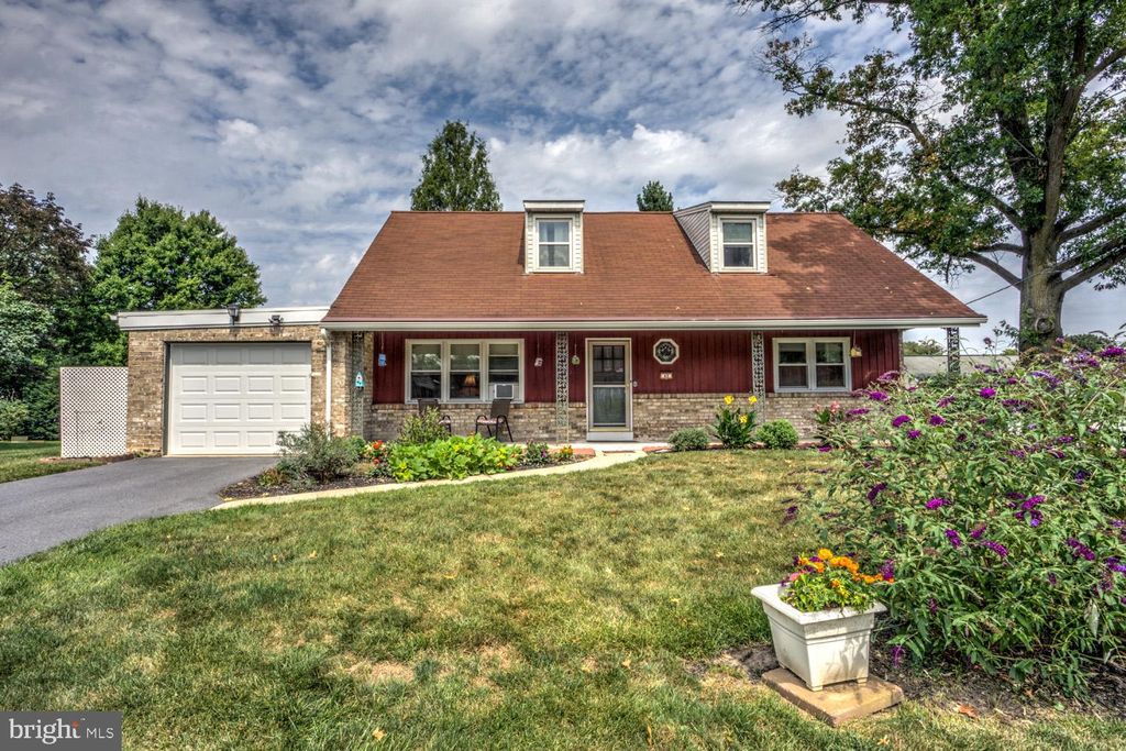 Photo of 49 CEDAR AVE, BROWNSTOWN, PA 17508 (MLS # PALA2039436)