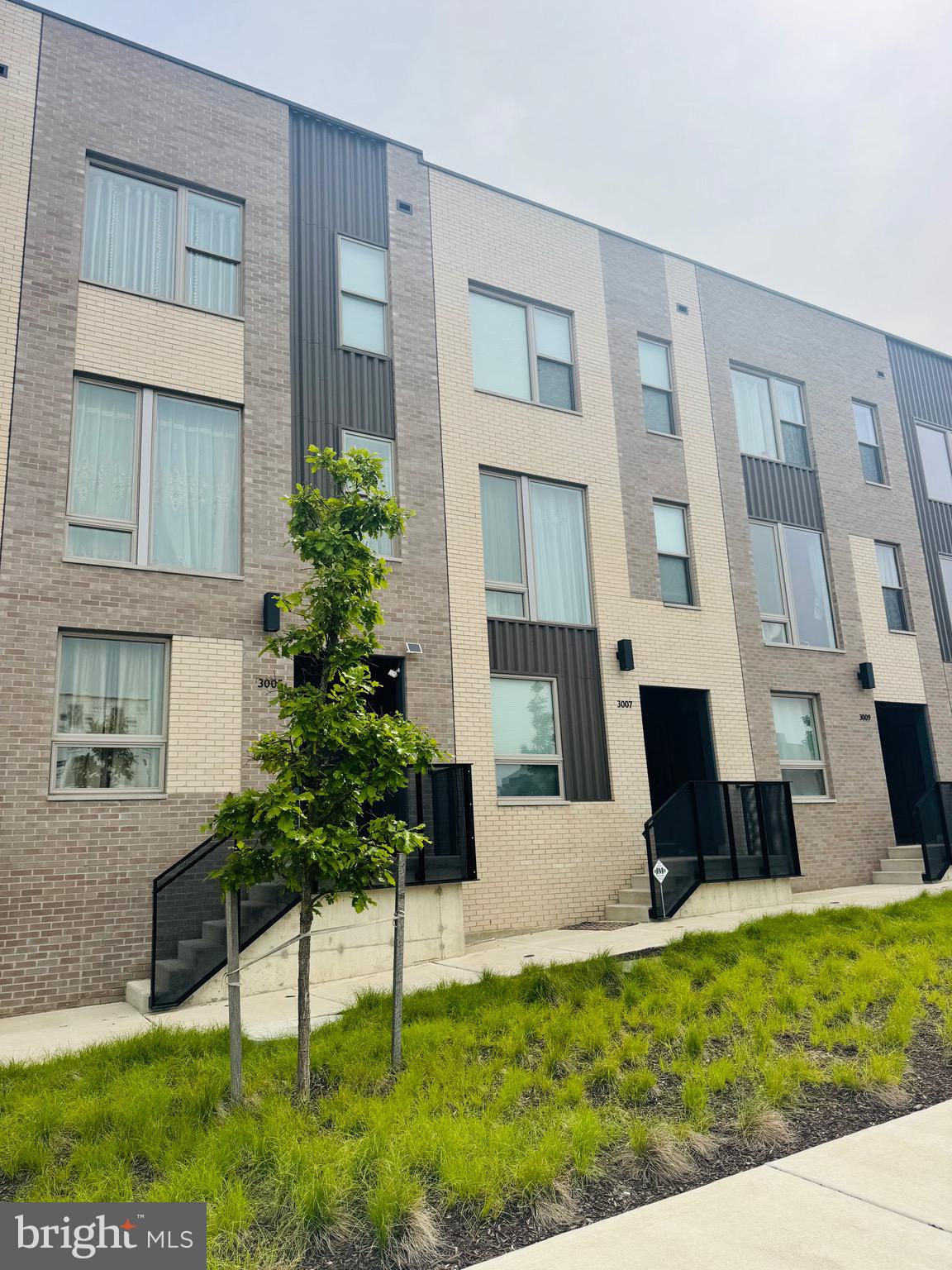 Welcoming luxurious and lovely new 2 year new construction home .living areas that include luxurious chef’s kitchens and private rooftops — spaces where you can create memorable moments with friends, or family. Declare River view .
This design townhome with private back parking garage attached on the first floor
Kitchen living room with half bathroom locate 2nd floor .3rd floor 2 bedroom with 2 bathroom
4 th floor 1 bedroom with 1 bathroom plus roof top deck
Your favorite destinations are just moments away from Northbank. This remarkable location allows easy access to shopping in Fishtown, or getting back into the bustle of Center City. What you love is always nearby when you live in this one-of-a-kind waterfront neighborhood.
New businesses star at different state for the owner relocation the home .Welcome new owner continuing enjoy this lovely home