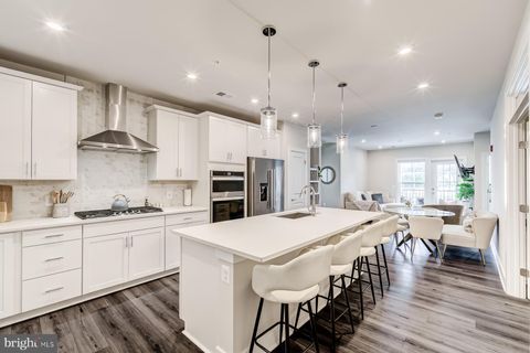 104 SAINT IVES PLACE 203 OXON HILL MD 20745
