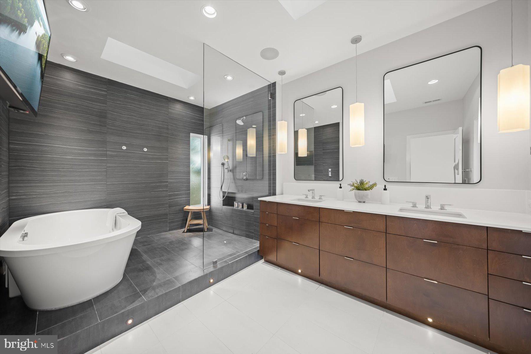 LORCOM GROVE - Residential