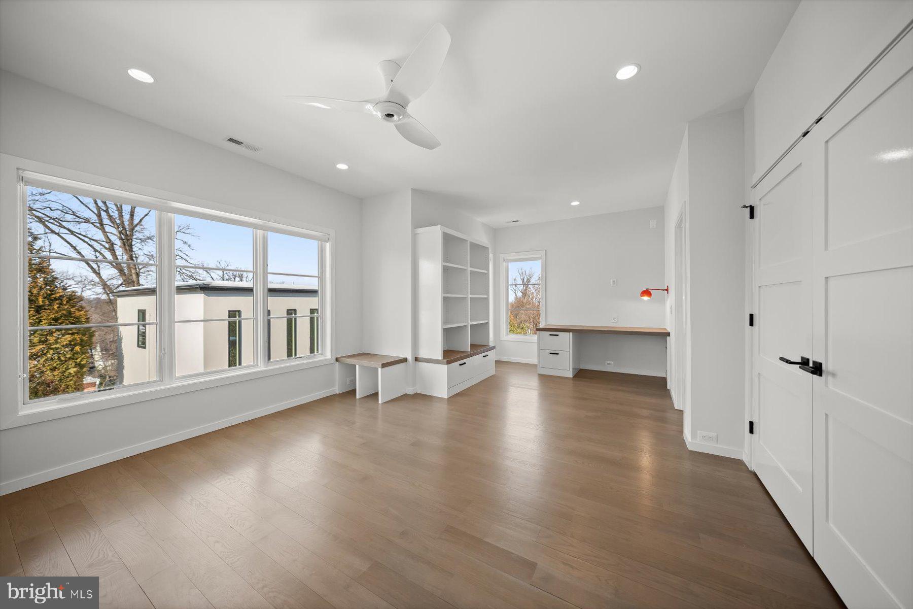 LORCOM GROVE - Residential