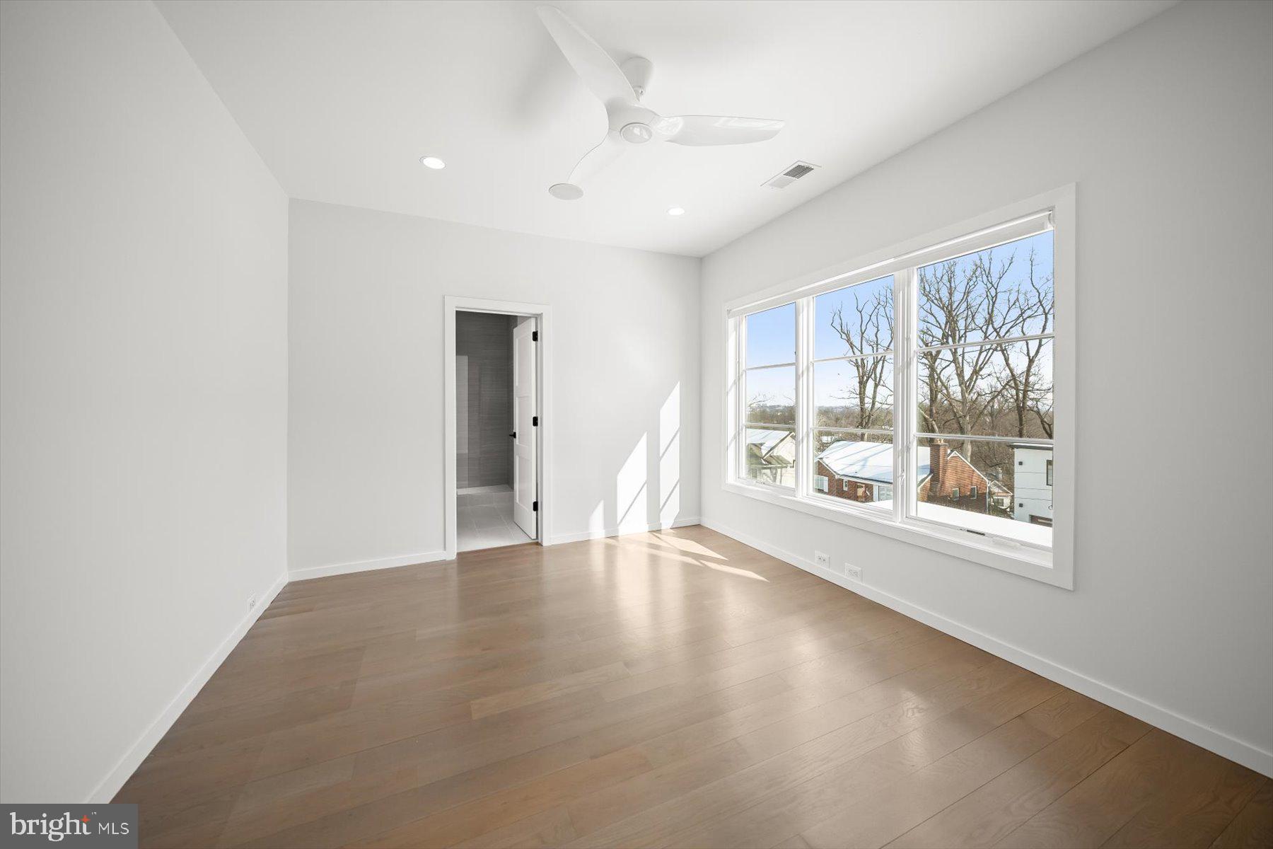 LORCOM GROVE - Residential