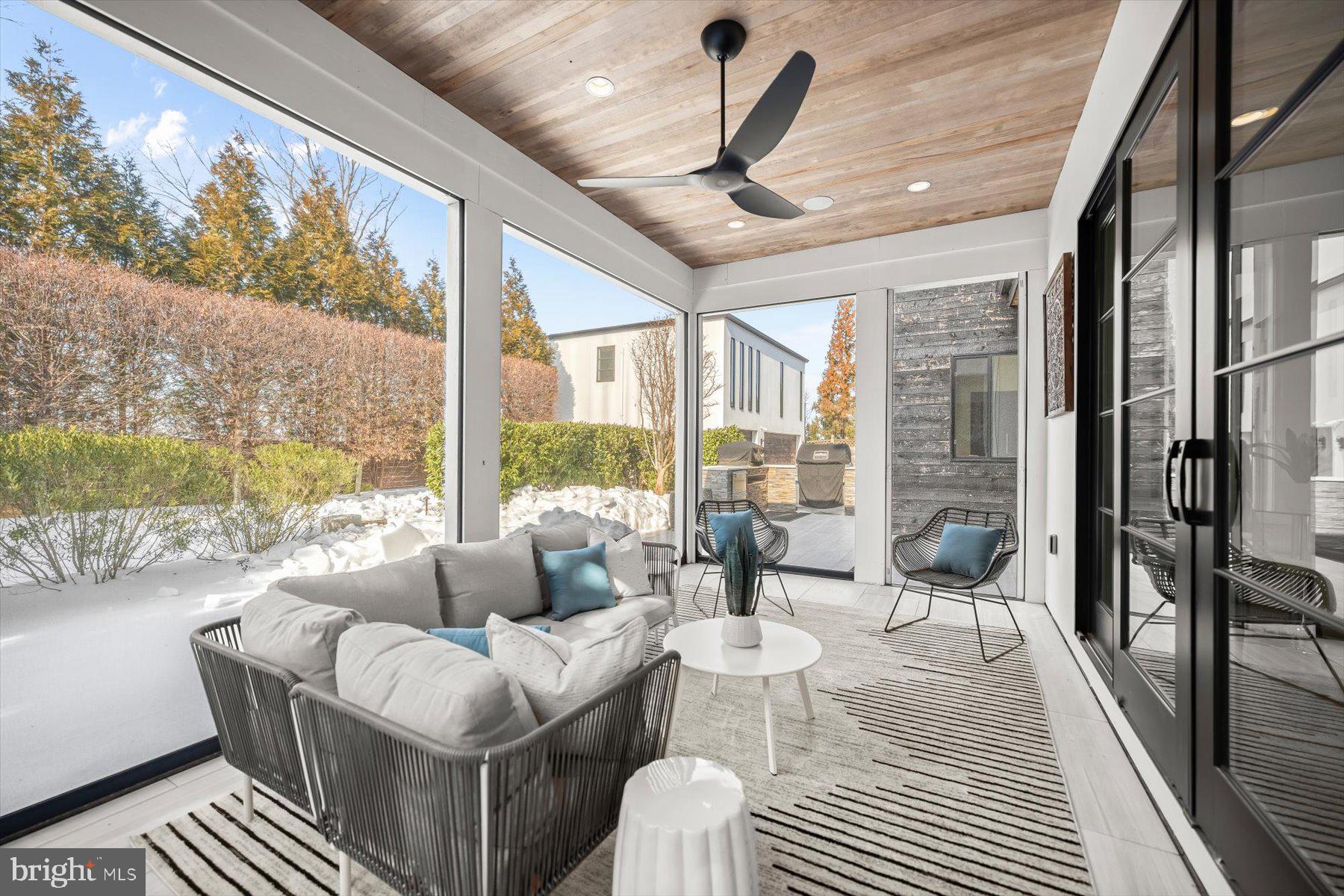 LORCOM GROVE - Residential