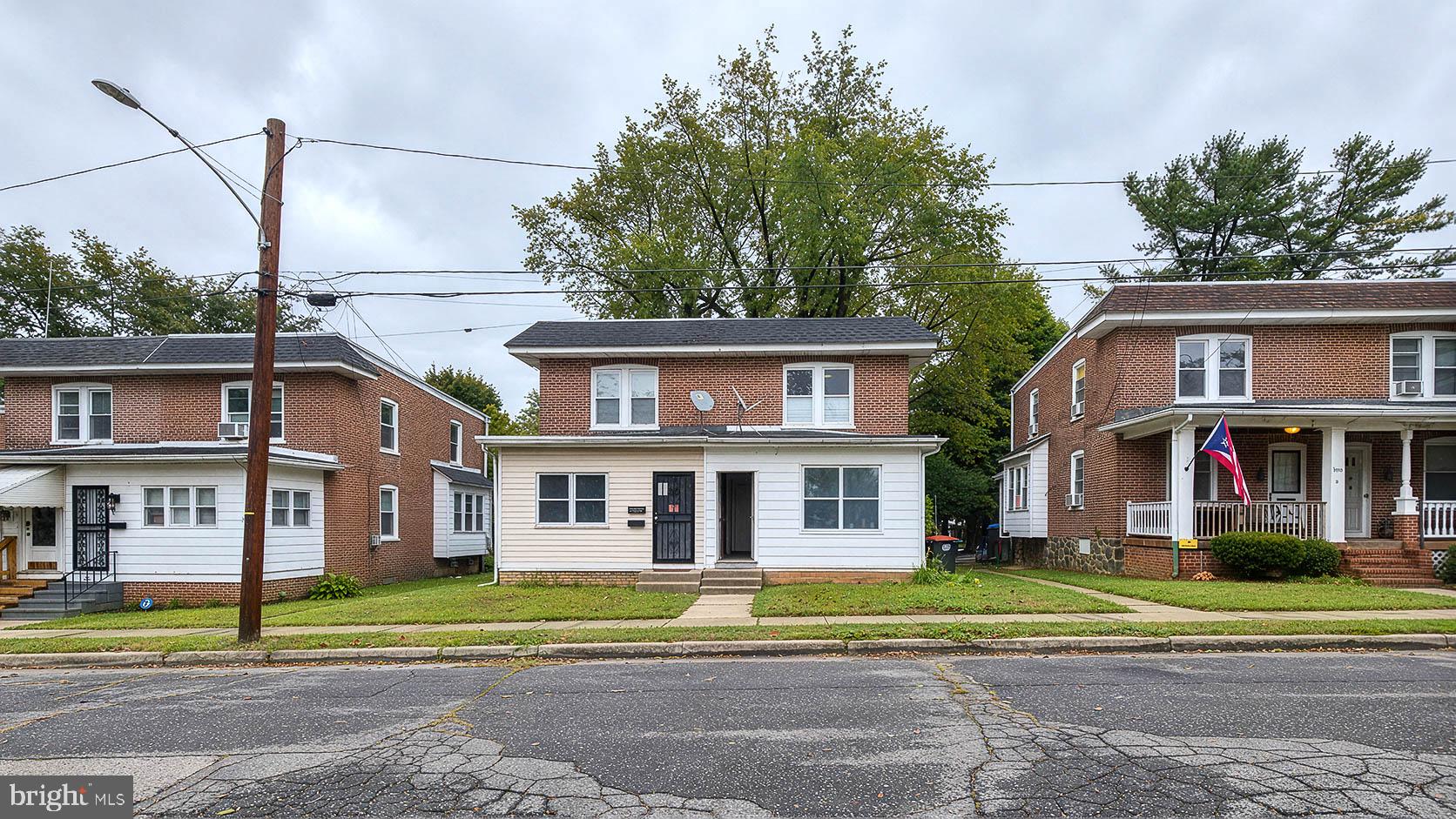 2611 LINDSAY STREET