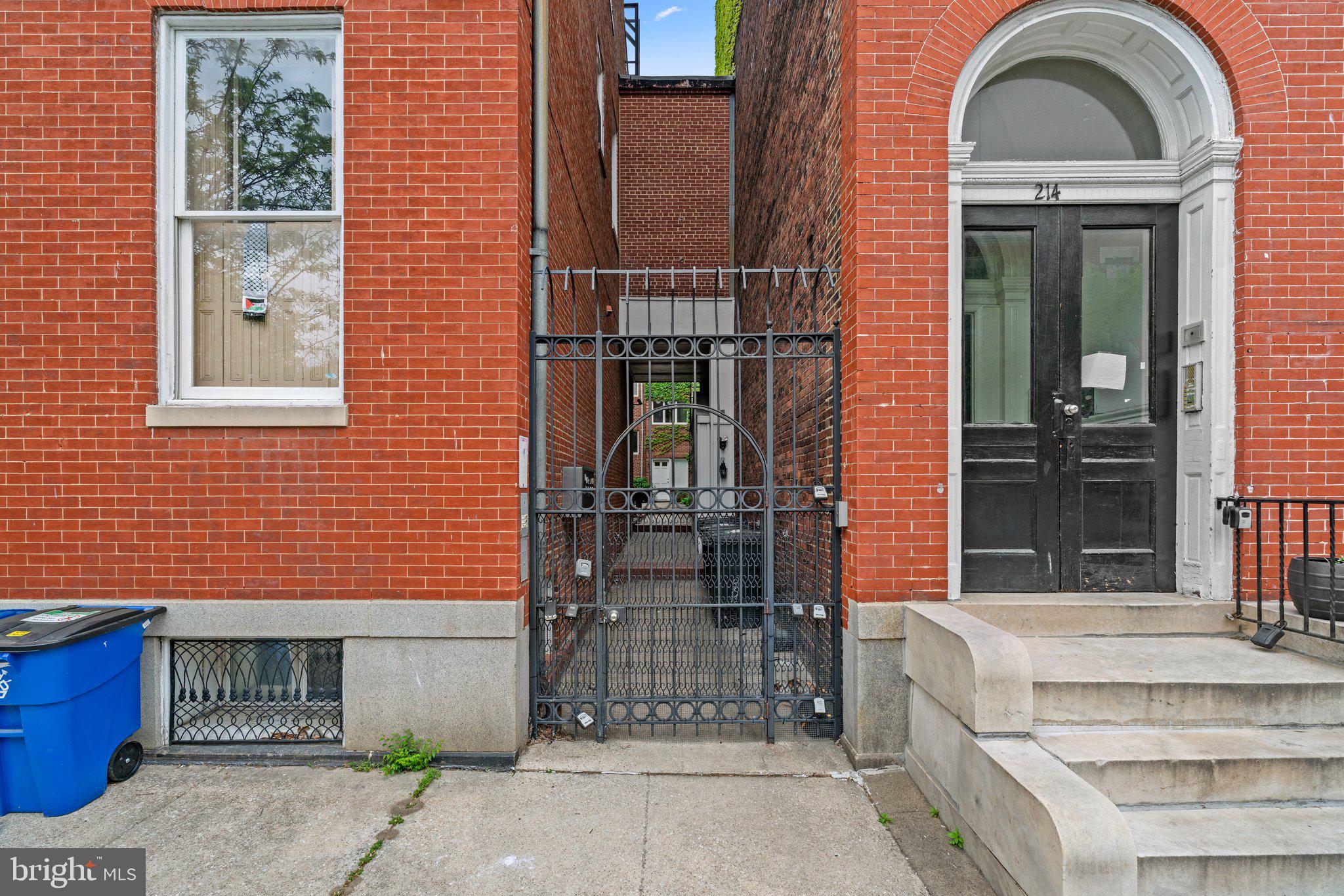 216 W MONUMENT STREET 1-R