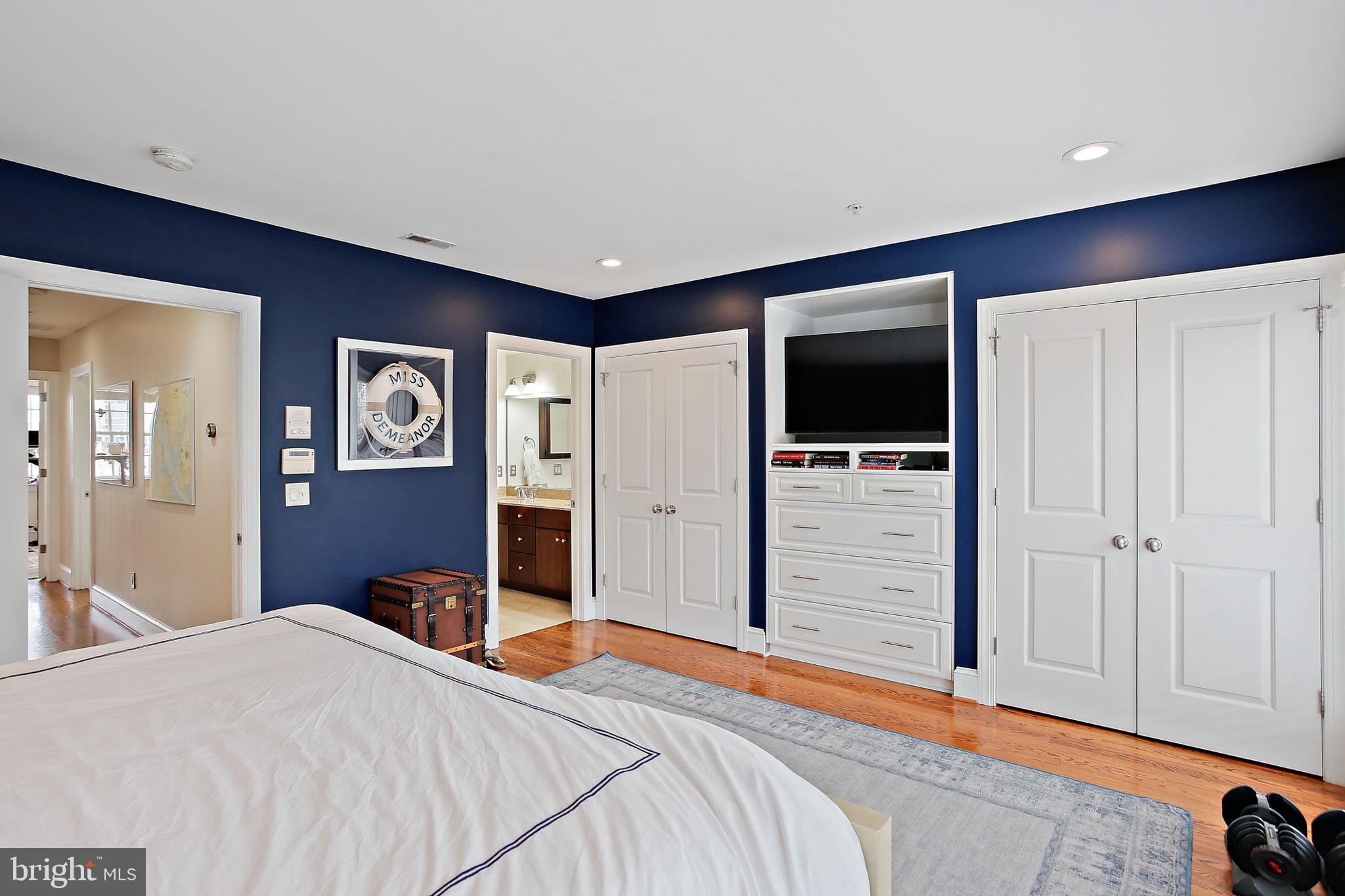 LOCUST POINT - Residential