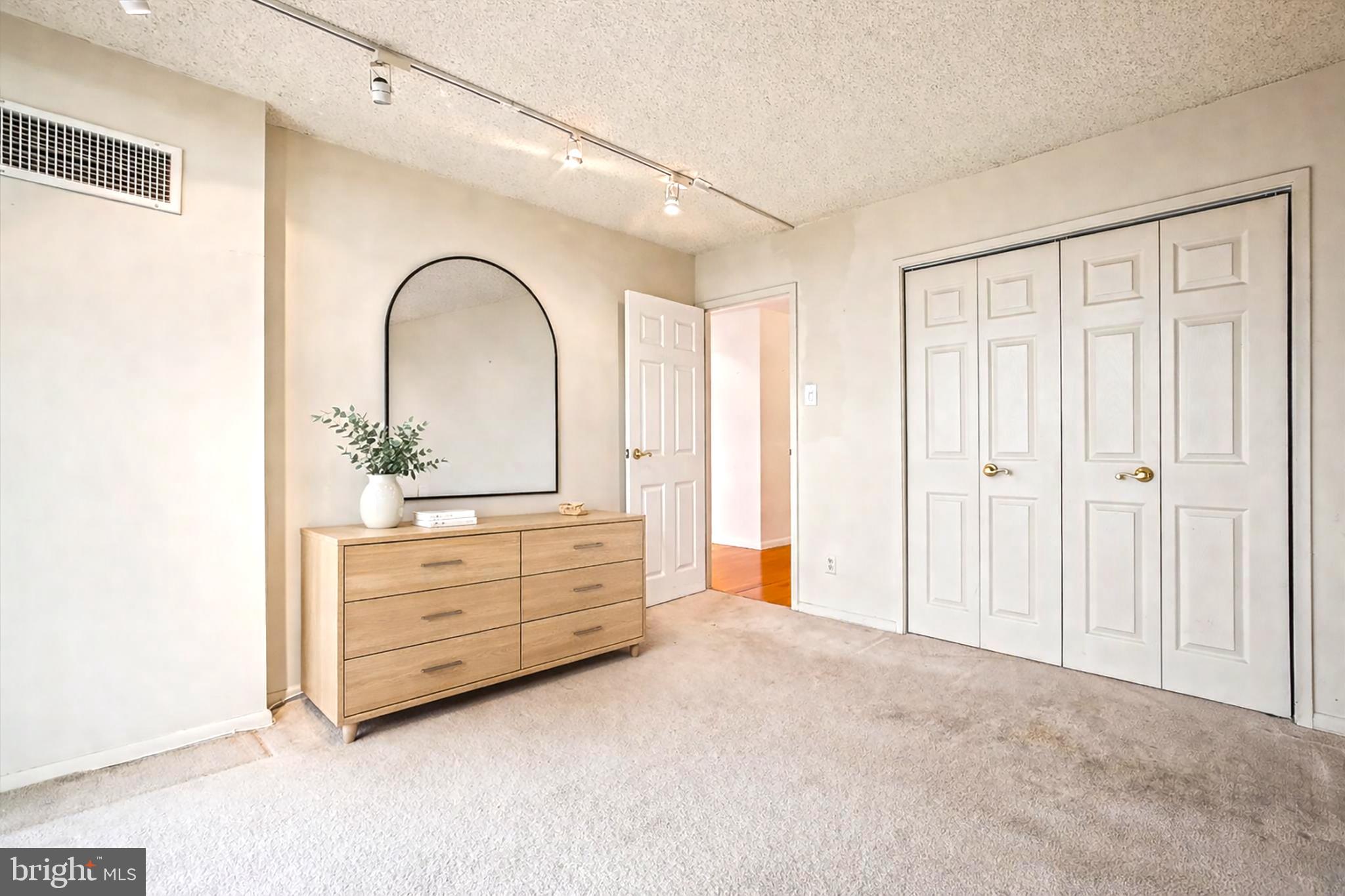 WESTLAKE TOWERS - Residential