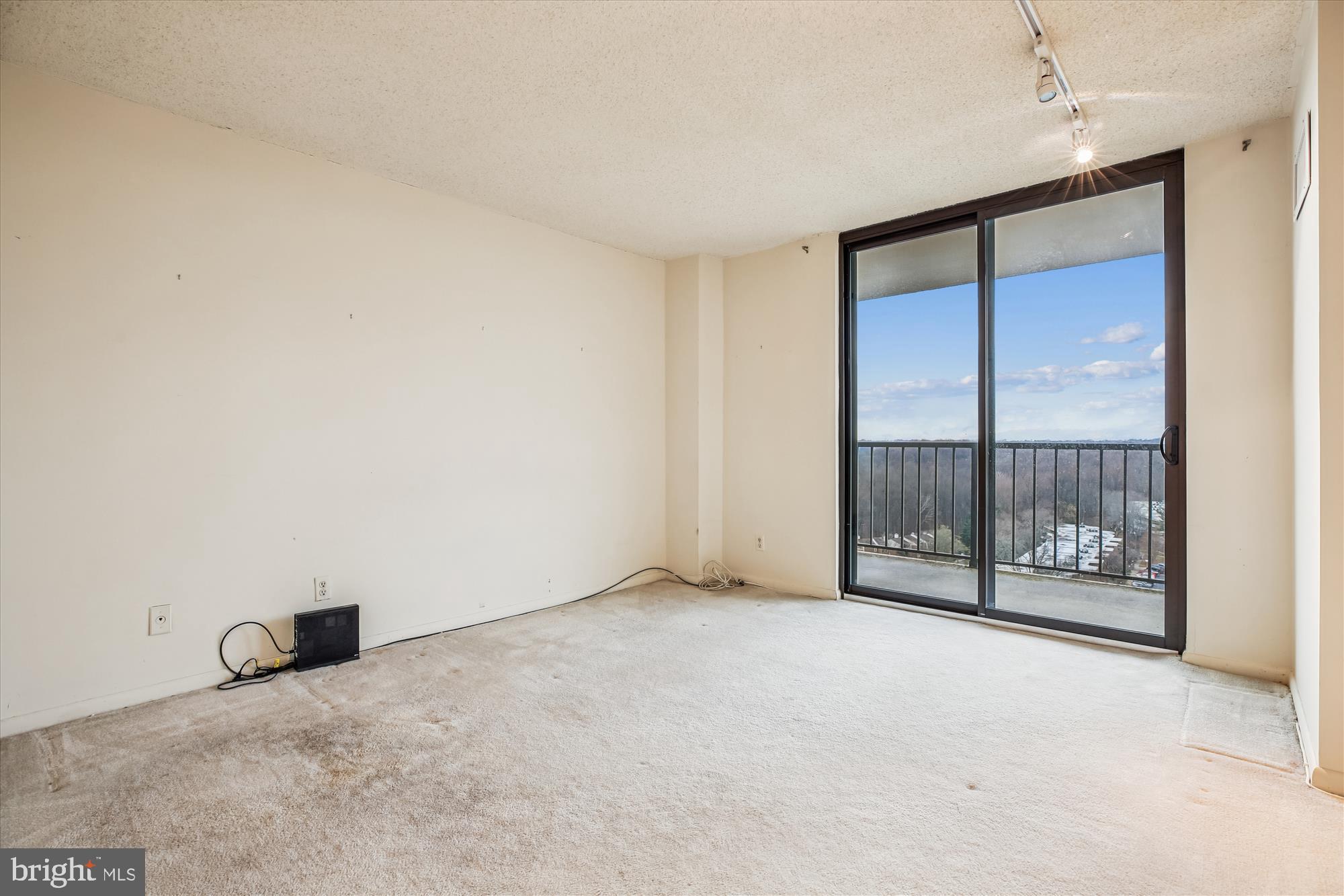 WESTLAKE TOWERS - Residential