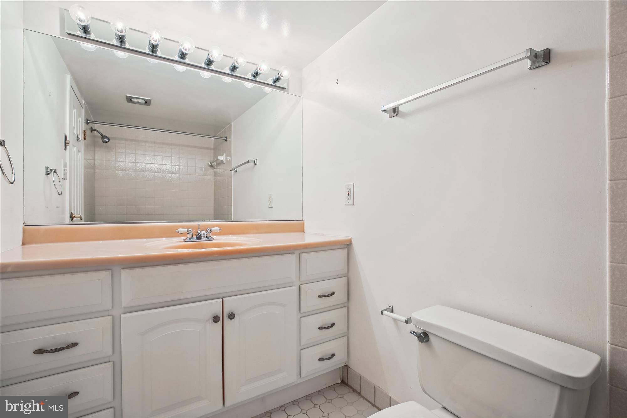 WESTLAKE TOWERS - Residential