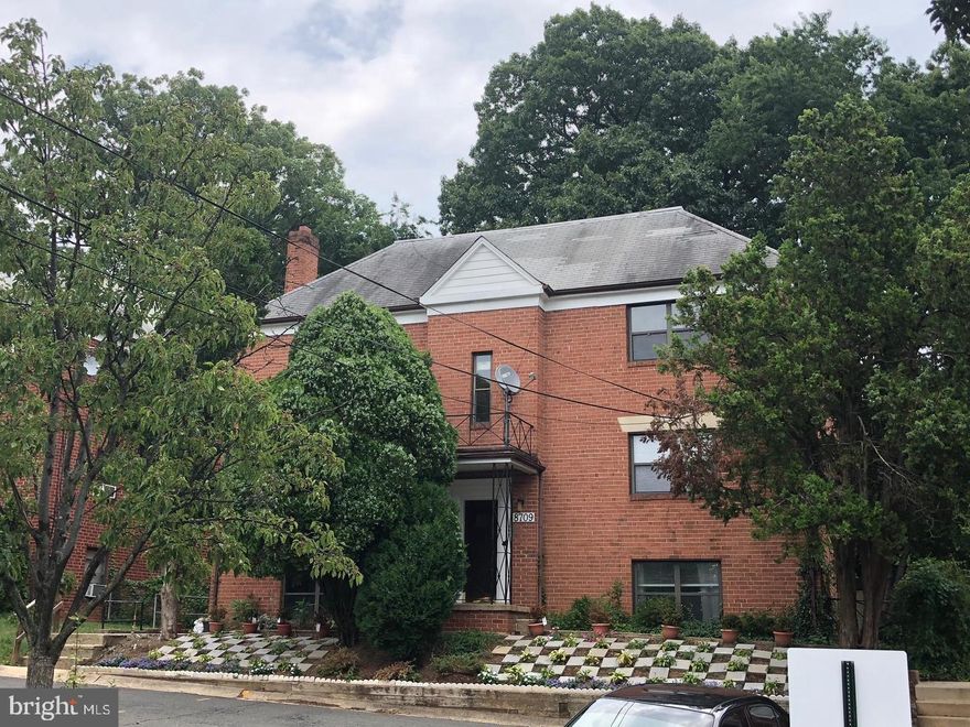 Charming 1 bedroom unit with hardwood floors, cozy kitchen, separate dining room, laundry in building. close to shopping, restaurants and  public transportation.** We have an in-house Maint Dept for QUICK repair response/ 24 hrs emergency.  * AGENTS read the Agent Private remarks please !!!